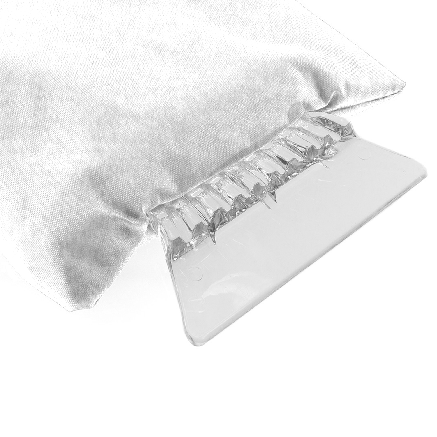Una tela blanca y texturizada está conectada a un raspador de hielo de plástico transparente. El raspador está inclinado hacia abajo, con un fondo blanco.