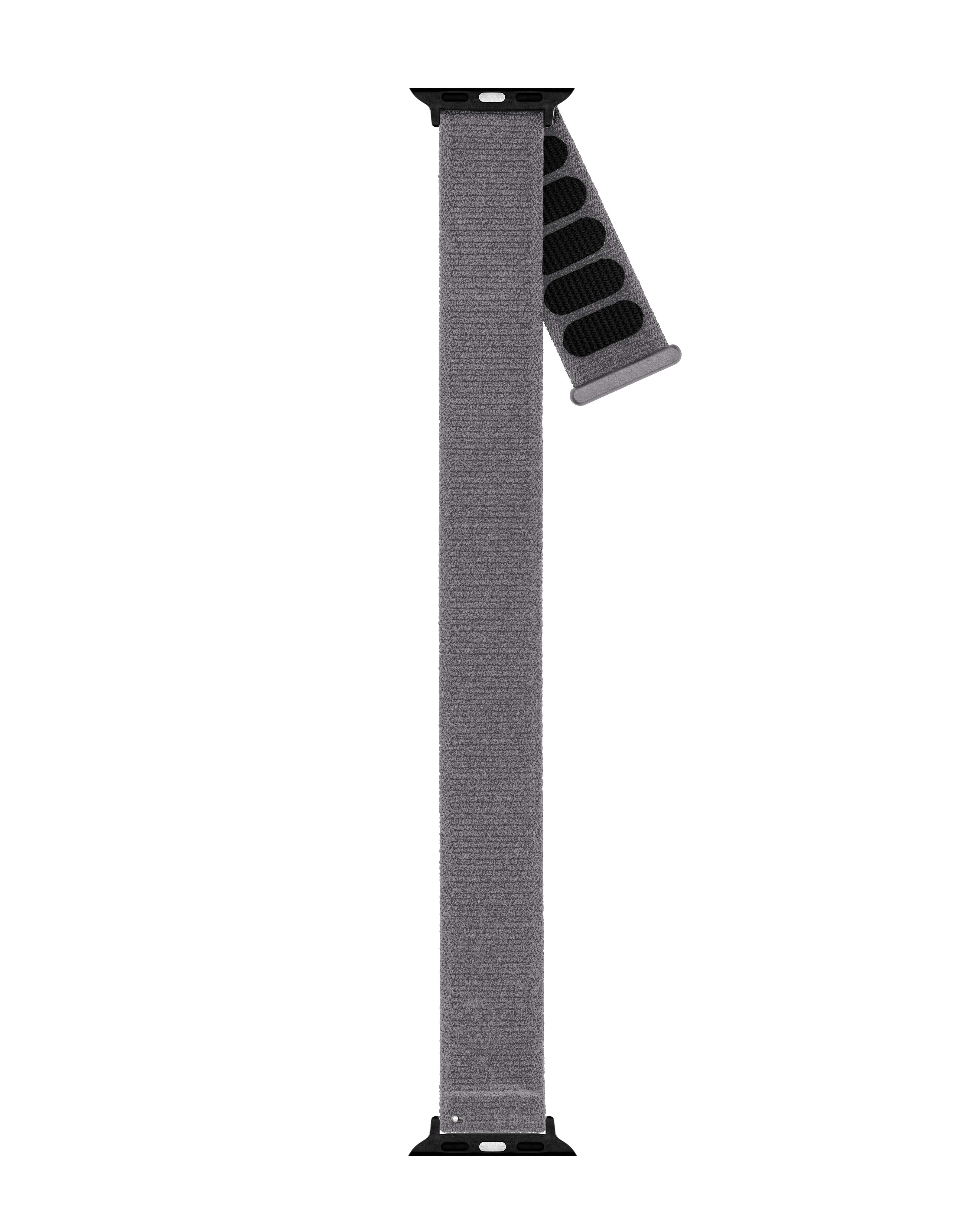 Graues Apple Watch-Armband, abgenommen. Das Band hat eine gewebte Textur und schwarze Anschlüsse. Der Hintergrund ist weiß.