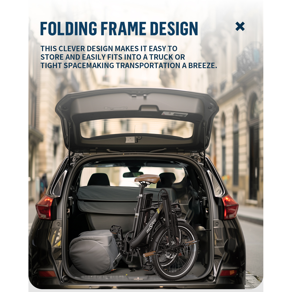 Offener Kofferraum mit zusammengeklapptem Fahrrad und Tasche. Text: 'Folding Frame Design' für einfache Lagerung.