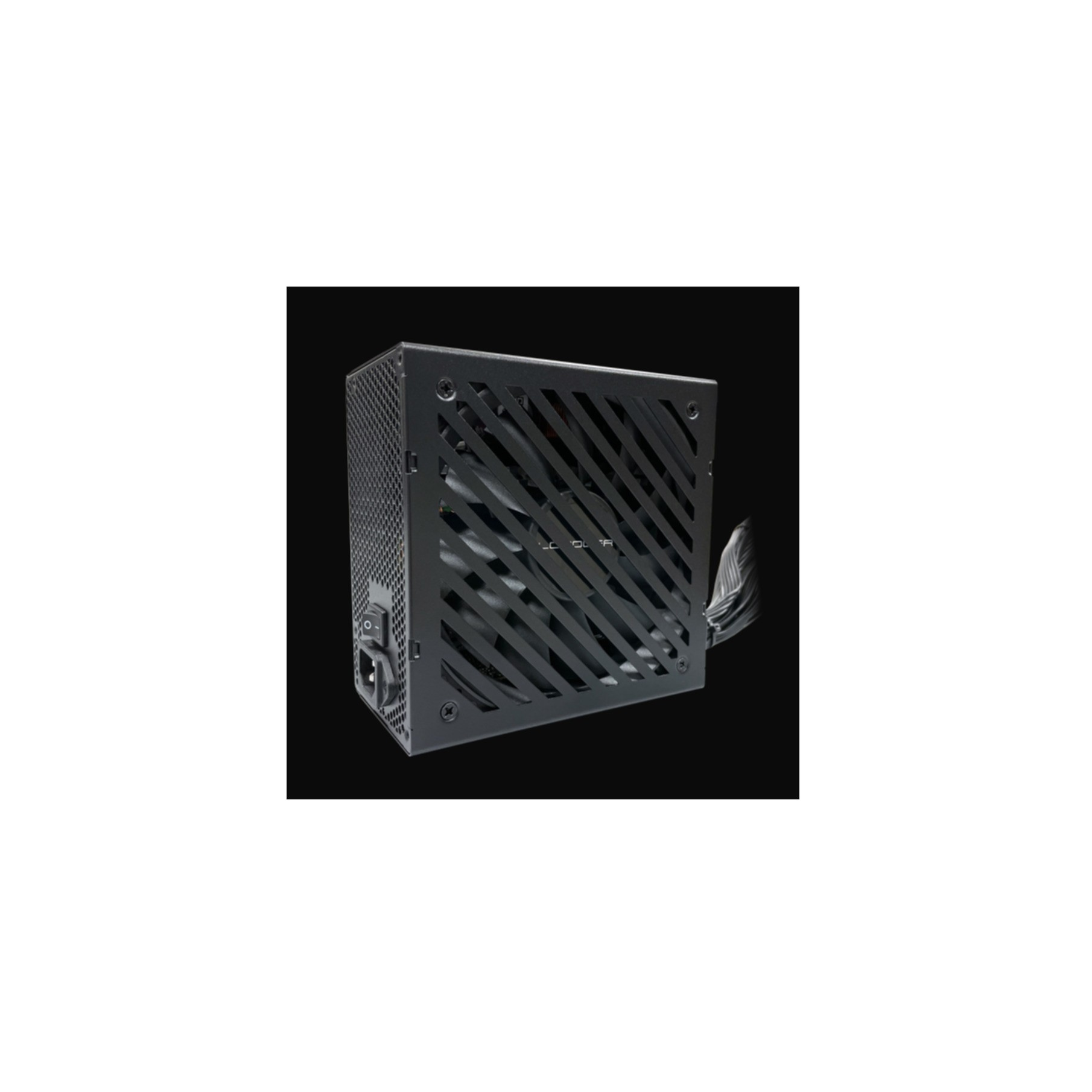 Een zwarte computer voeding. Het heeft een schakelaar, een stroomconnector en een ventilator achter een rooster.