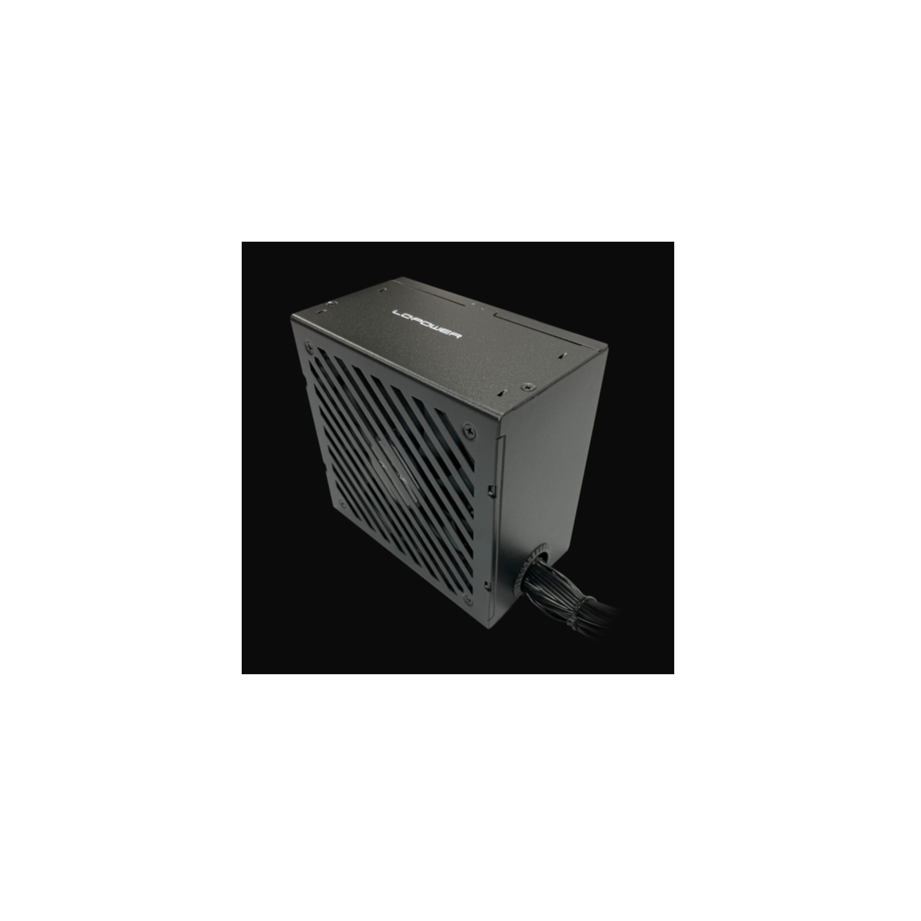 Zwarte computer voeding met schuin ventilatieontwerp. Kabels lopen van de zijkant. Zwarte achtergrond.