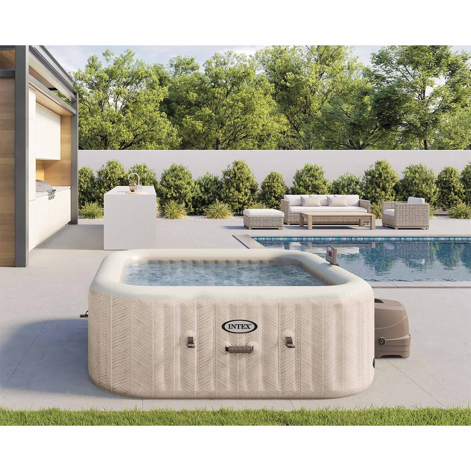 Scena na zewnątrz z beżową dmuchaną wanną z hydromasażem. W tle basen i drzewa. Widoczne również meble ogrodowe.