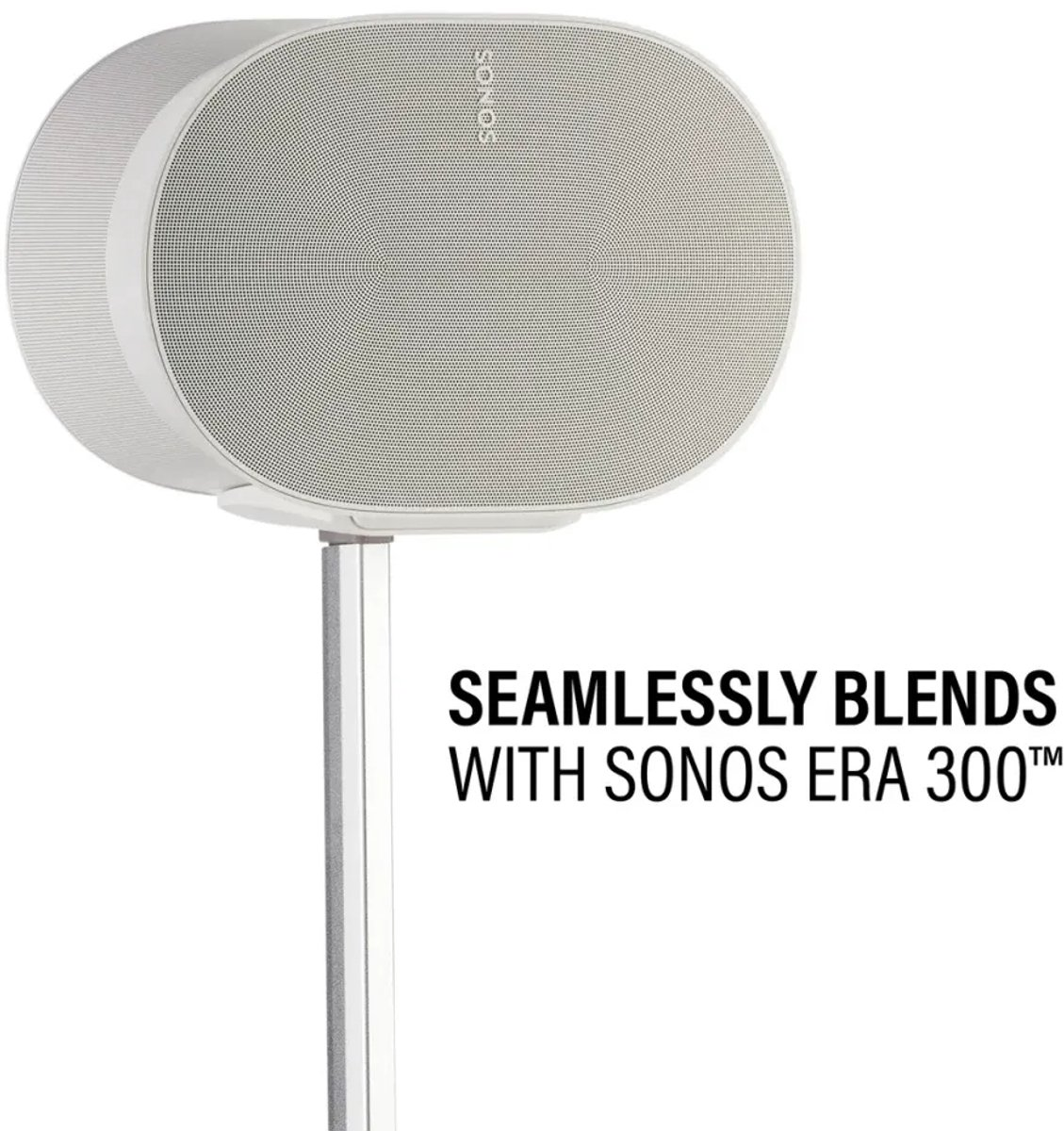 Ein weißer Sonos Era 300 Lautsprecher auf einem Ständer. Der Lautsprecher ist oval mit einem Mesh-Front. Text: 'Passt sich nahtlos an Sonos Era 300 an'.