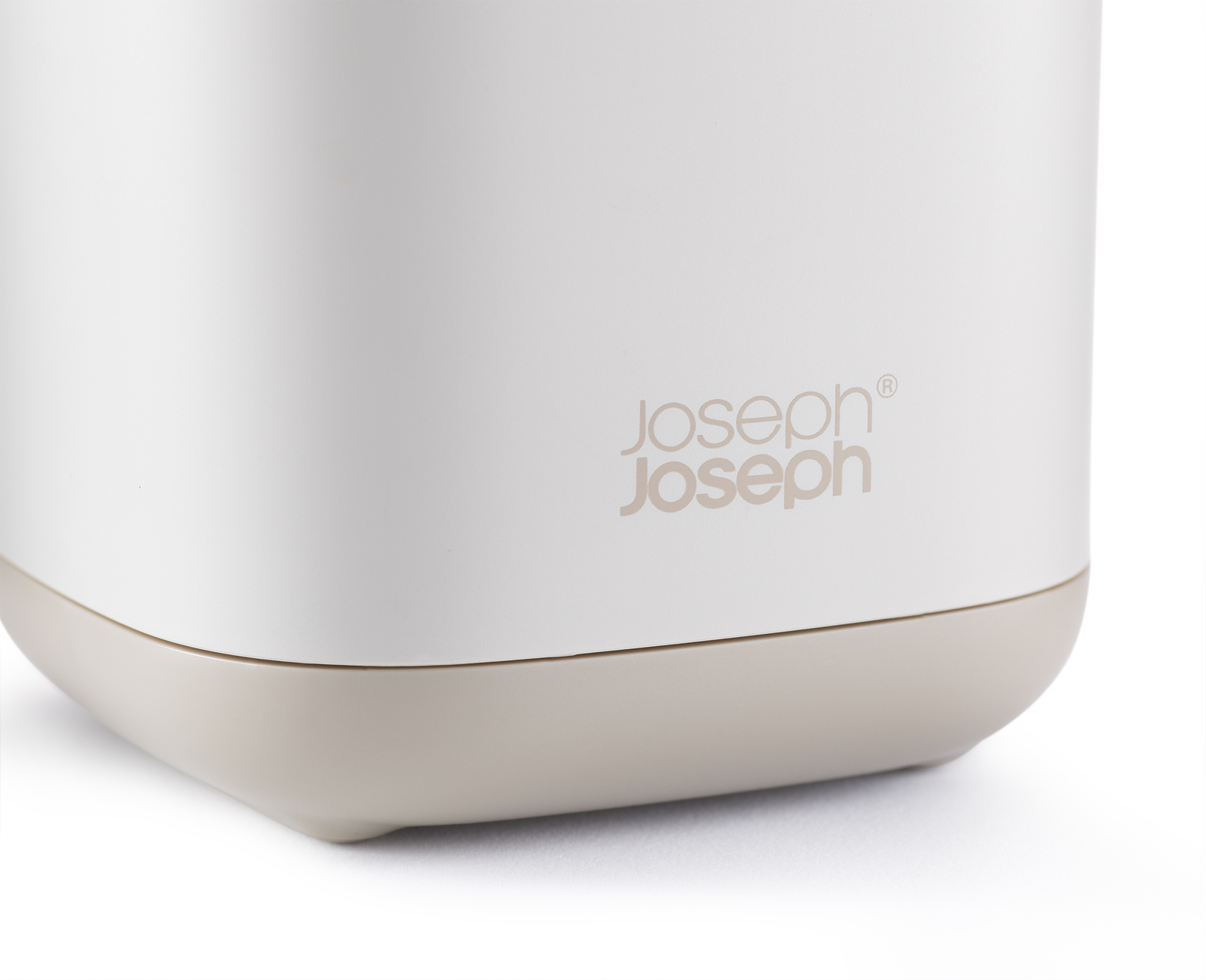 Primer plano de un contenedor Joseph Joseph blanco y beige. El nombre de la marca es visible en el lateral.