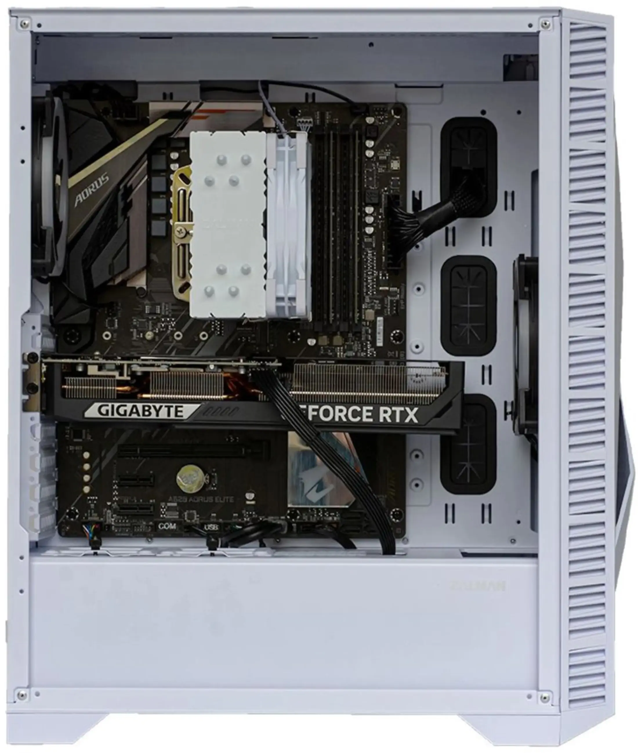 Binnenkant van een computerkast met componenten zoals moederbord, grafische kaart en CPU-koeler.