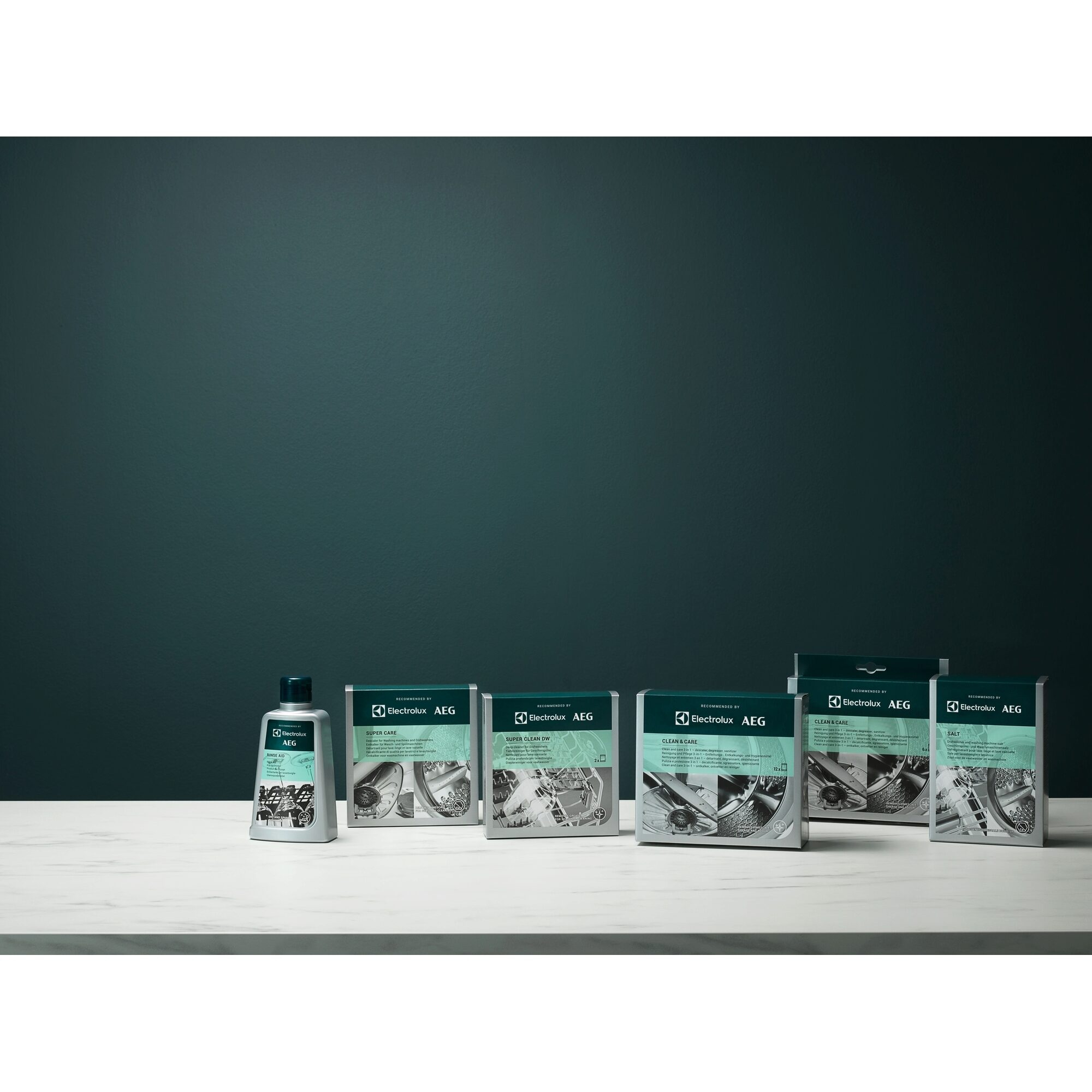Des produits pour lave-vaisselle et lave-linge sont affichés. Il y a des bouteilles et des boîtes avec les marques Electrolux et AEG.