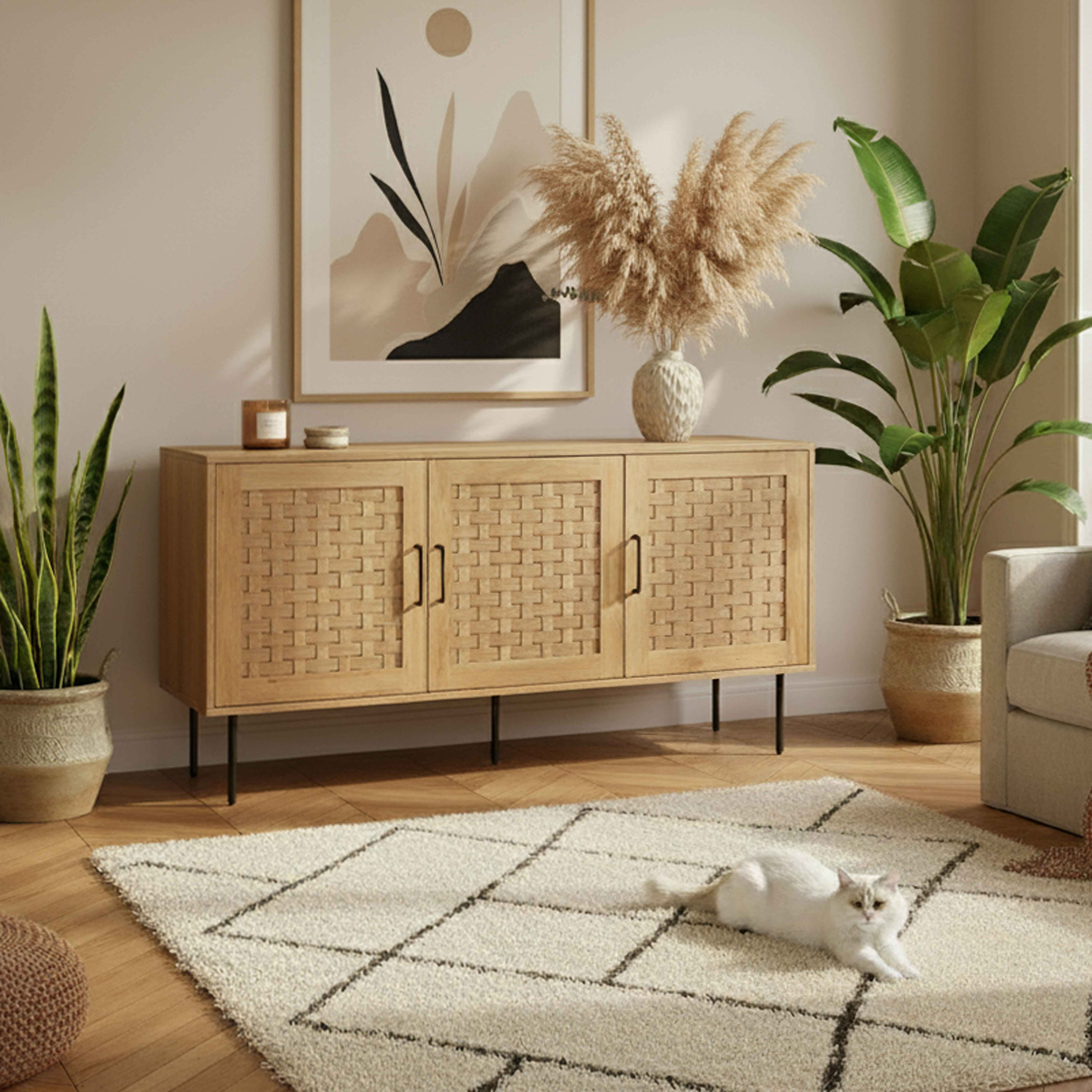 Wohnzimmer mit Schrank, Pflanzen, Teppich und Katze. Ein Gemälde hängt über dem Schrank.