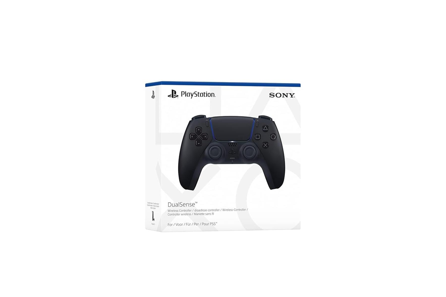 Un controlador inalámbrico DualSense negro de PlayStation, en su caja. La caja tiene el logotipo de PlayStation y la marca Sony.