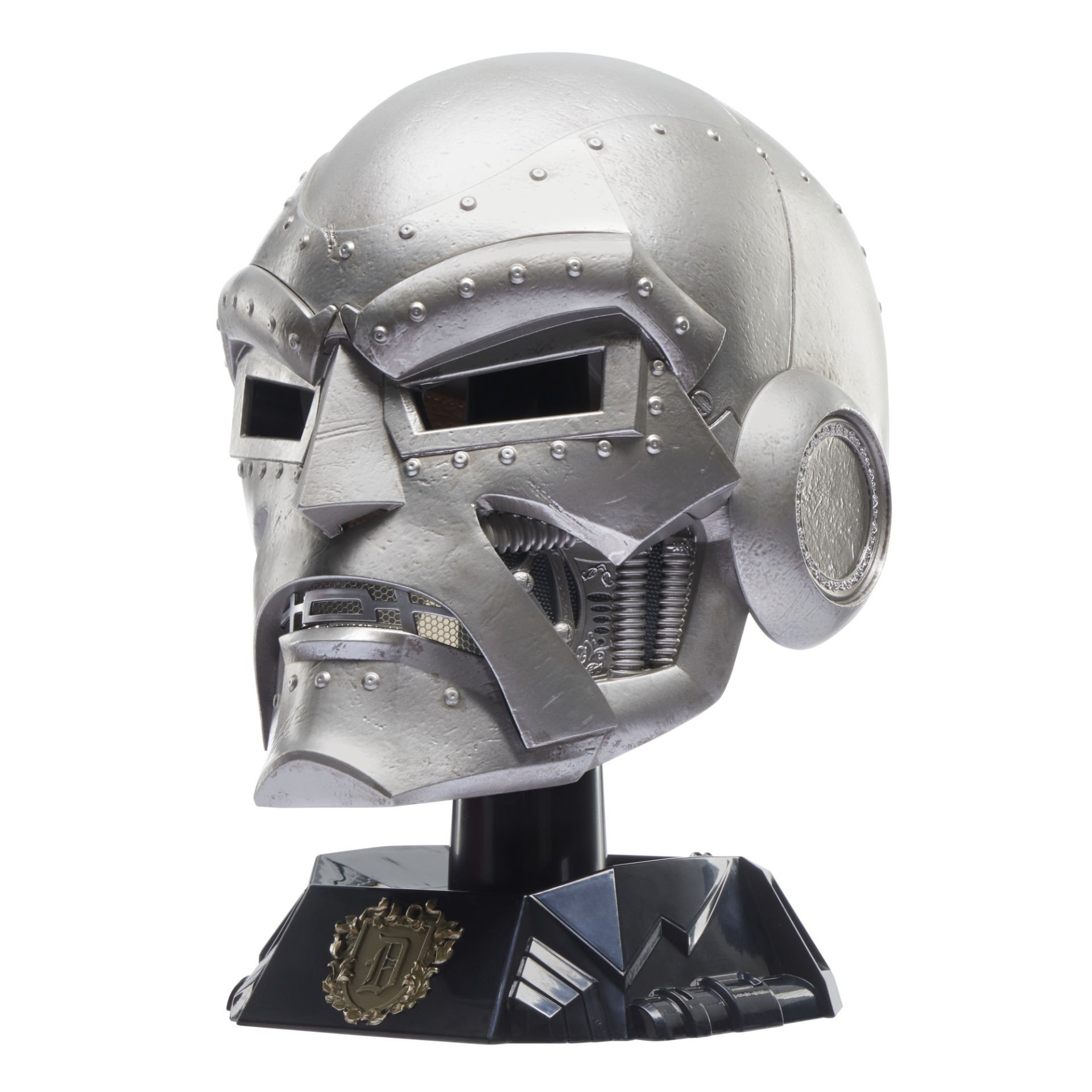 Siyah bir taban üzerinde metalik, gümüş bir Dr. Doom maskesi. Maske perçin detaylarına ve sert bir ifadeye sahip.