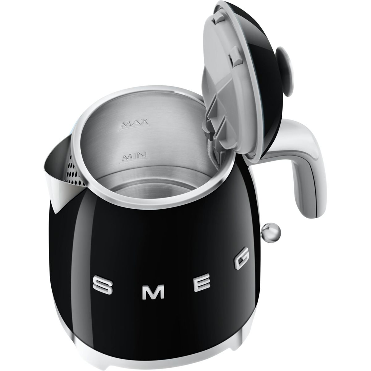 Een zwarte Smeg waterkoker met een open deksel, die de binnenkant laat zien. De letters S, M, E, G zijn zichtbaar.