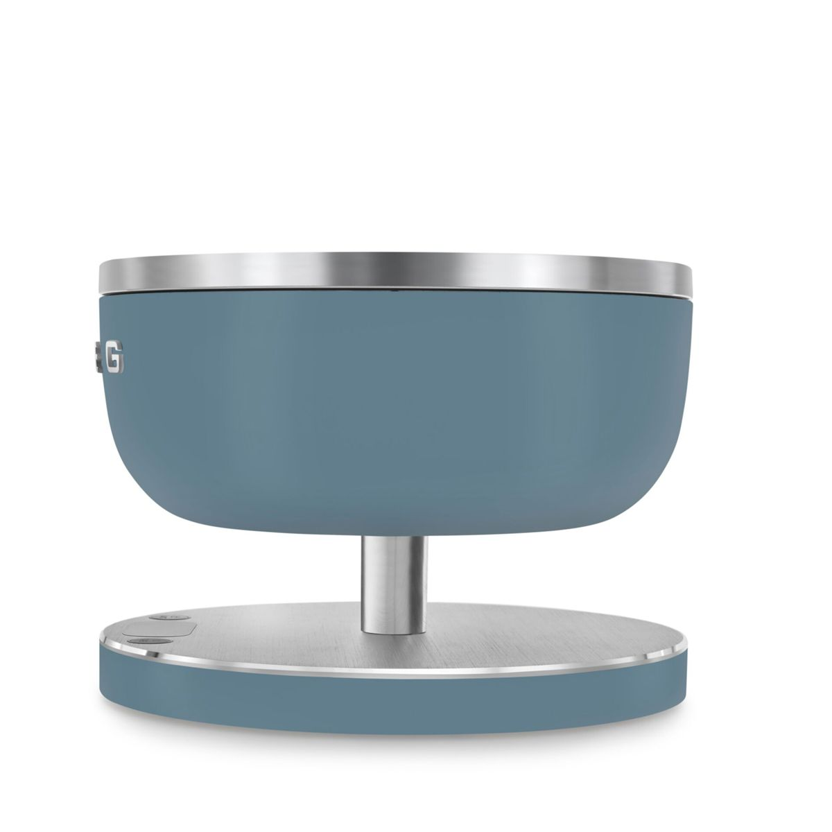 Un electrodoméstico de cocina de color verde azulado con borde y base plateados. Tiene forma de cuenco, sostenido por un soporte metálico, sobre fondo blanco.