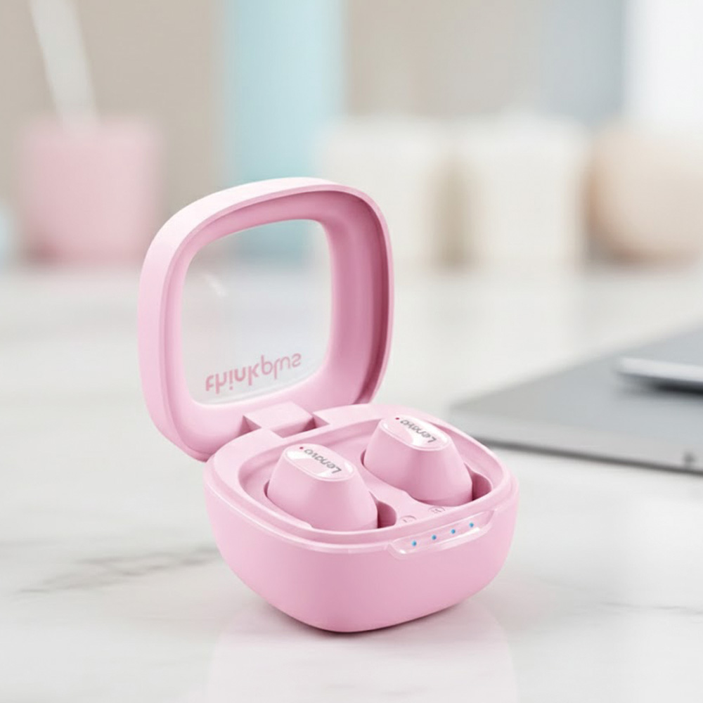 Açık bir kutuda pembe Lenovo kulaklık. Kutu ve kulaklıklar pembe renktedir. Arka plan bulanık.