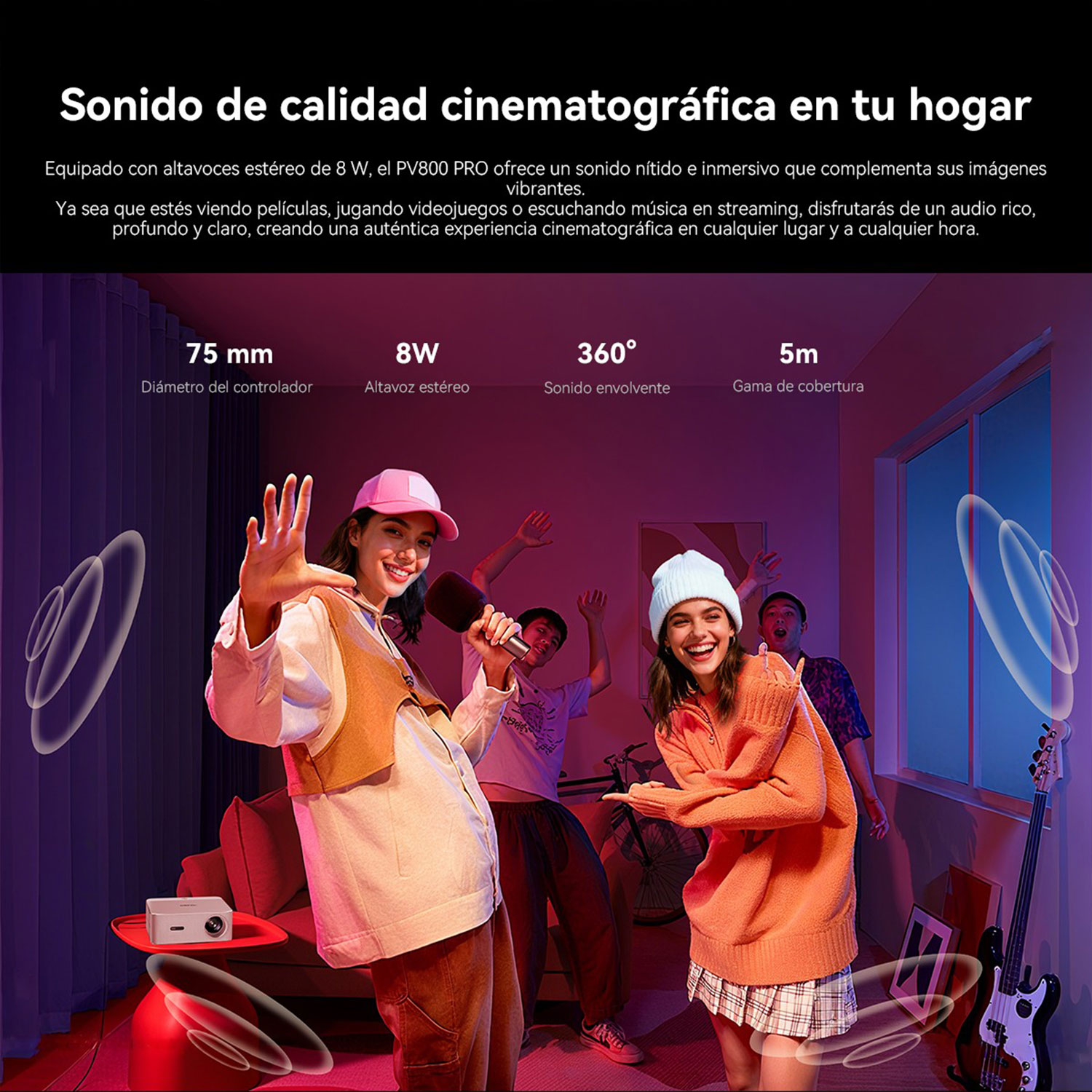 La gente canta, sonríe y gesticula. Se muestra un sistema de sonido con especificaciones. Una guitarra en el fondo.