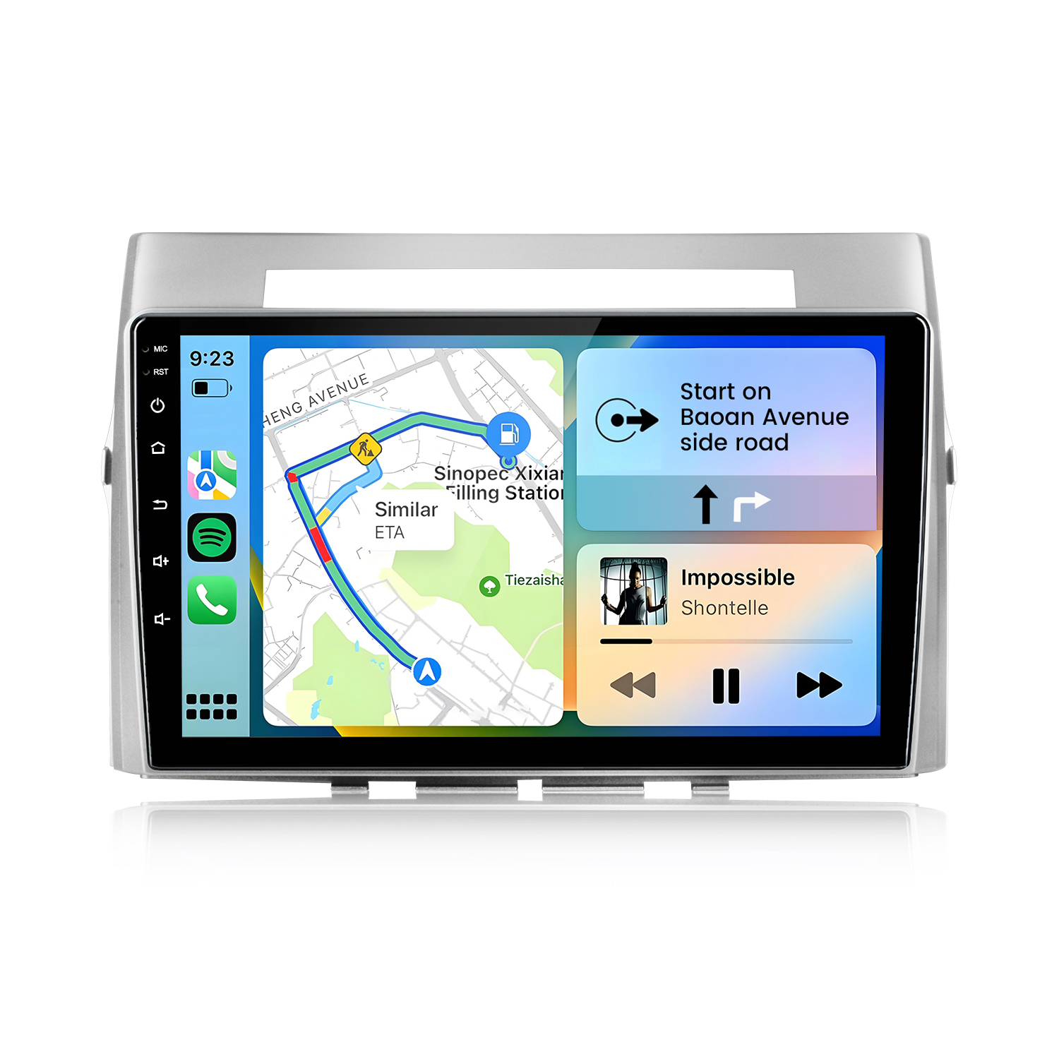 La pantalla de navegación del coche muestra un mapa con una ruta. En la pantalla, se ven controles de música e iconos de aplicaciones, con la hora arriba.