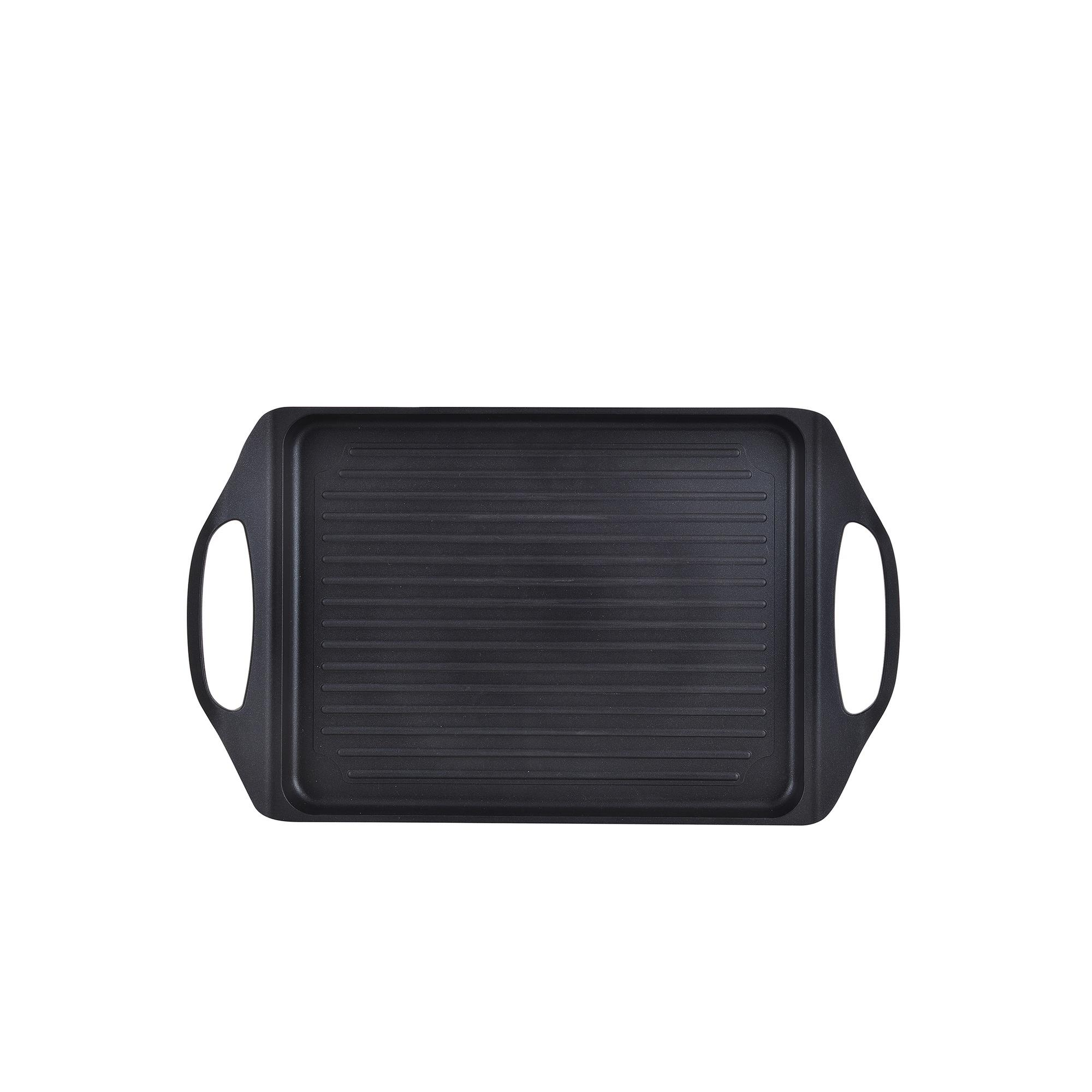 Una plancha de parrilla negra rectangular con superficie de cocción acanalada y asas sobre fondo blanco.