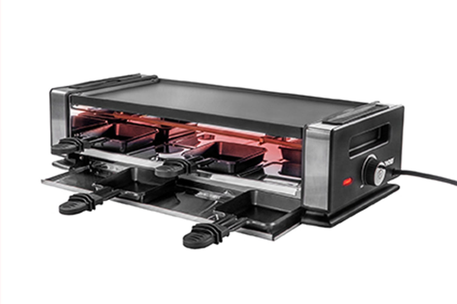 Ein Raclette-Grill mit schwarzer Kochfläche und mehreren Tabletts. Er hat einen Leistungsregler und steht auf weißem Hintergrund.
