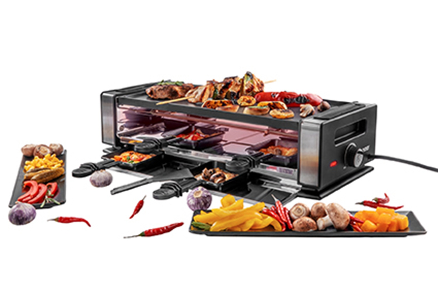 Ein Raclette-Grill mit verschiedenen gegarten Fleisch- und Gemüsesorten. Beilagen sind Paprika, Pilze und Knoblauch.
