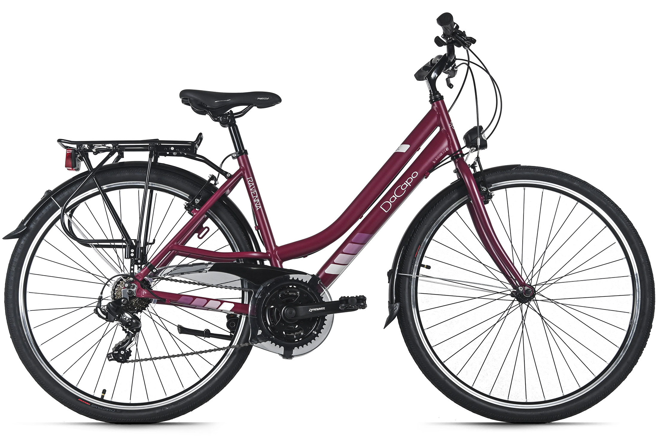 Ein maroonfarbenes DaCapo Ravenna-Fahrrad. Es hat schwarze Reifen, einen schwarzen Sattel und einen Gepäckträger.