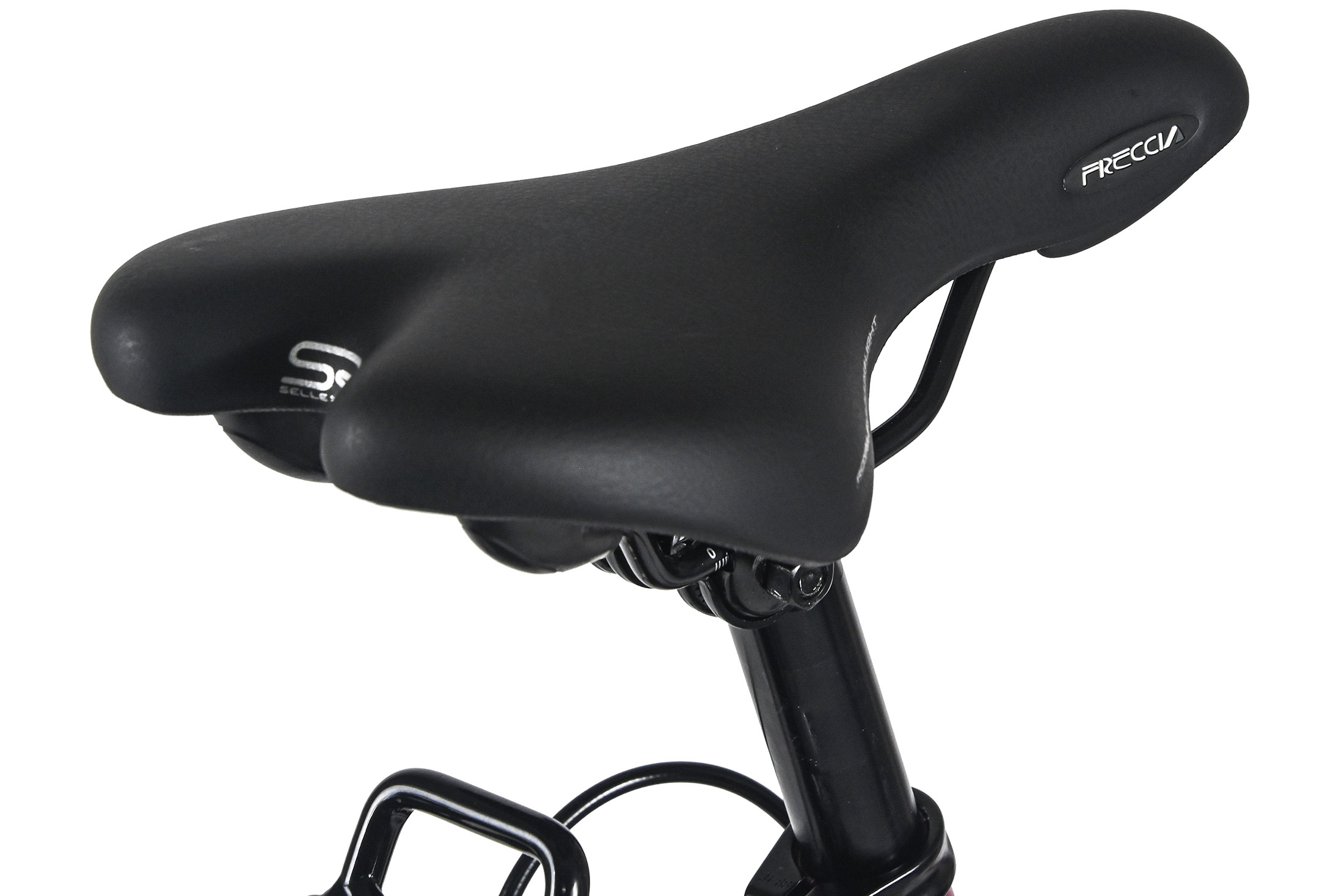 Schwarzer Fahrradsattel mit weißem Logo. Nahaufnahme, weißer Hintergrund. Der Sattel ist mit FRECCIA und SELLE beschriftet.
