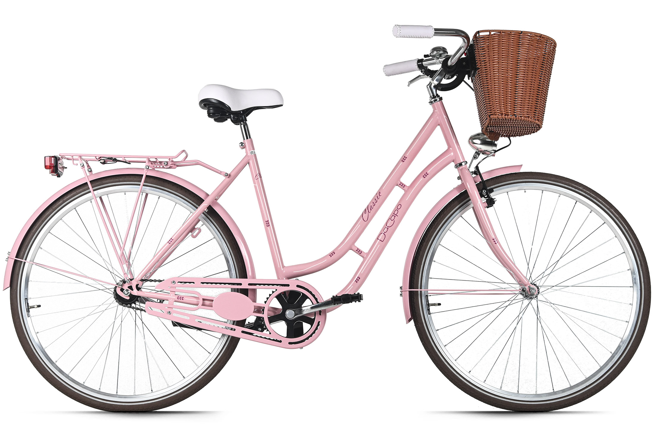 Ein rosa klassisches Fahrrad mit einem Weidenkorb und weißem Sattel, isoliert auf weißem Hintergrund.