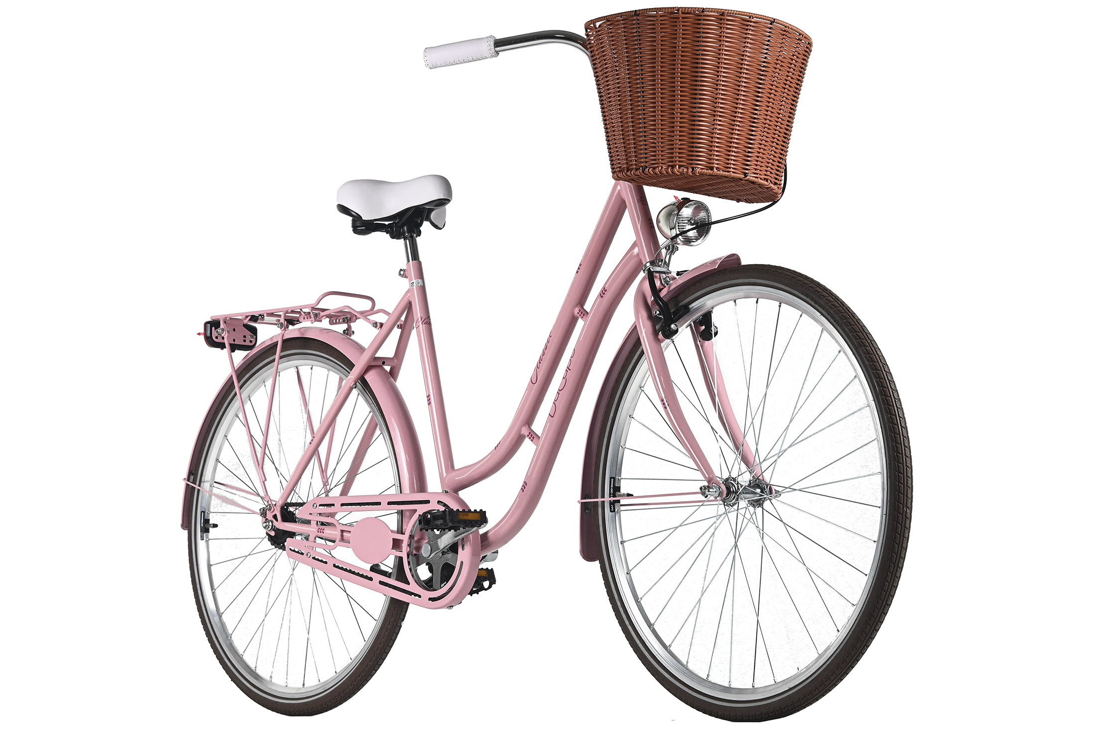 Ein rosa Fahrrad mit einem Weidenkorb und weißem Sitz. Es hat braune Reifen und weiße Lenkergriffe. Der Hintergrund ist weiß.