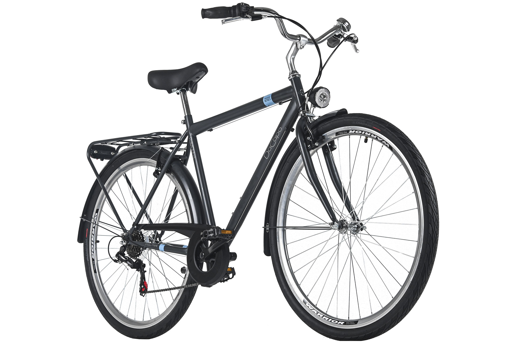 Schwarzes Fahrrad mit silbernen Lenkern und Rädern. Hat einen Gepäckträger und Schutzbleche. Die Reifen sagen 'Warrior'.