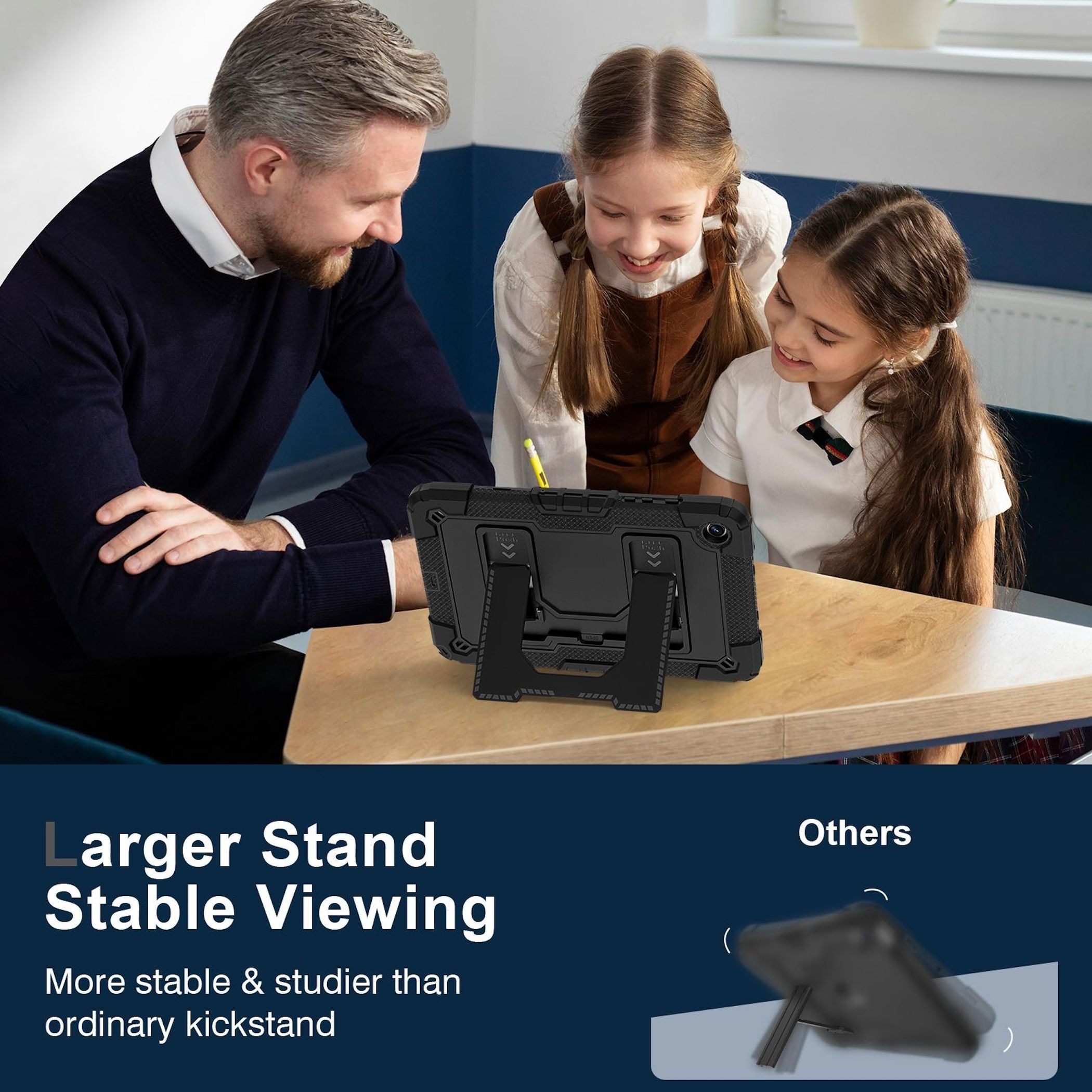 Ein Mann und zwei Mädchen betrachten ein Tablet auf einem Tisch. Das Tablet steht in einem schwarzen Ständer.