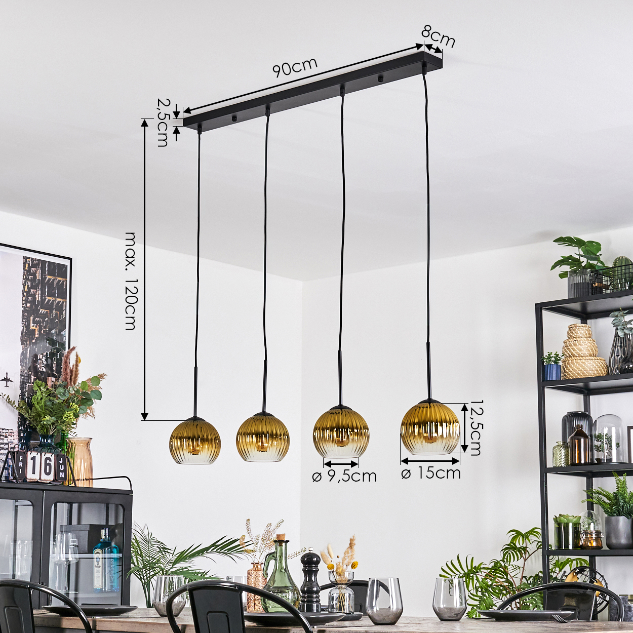 Vier goldene Pendelleuchten hängen über einem Holztisch. Pflanzen und Dekorationen sind im Hintergrund. Maße sind angegeben.