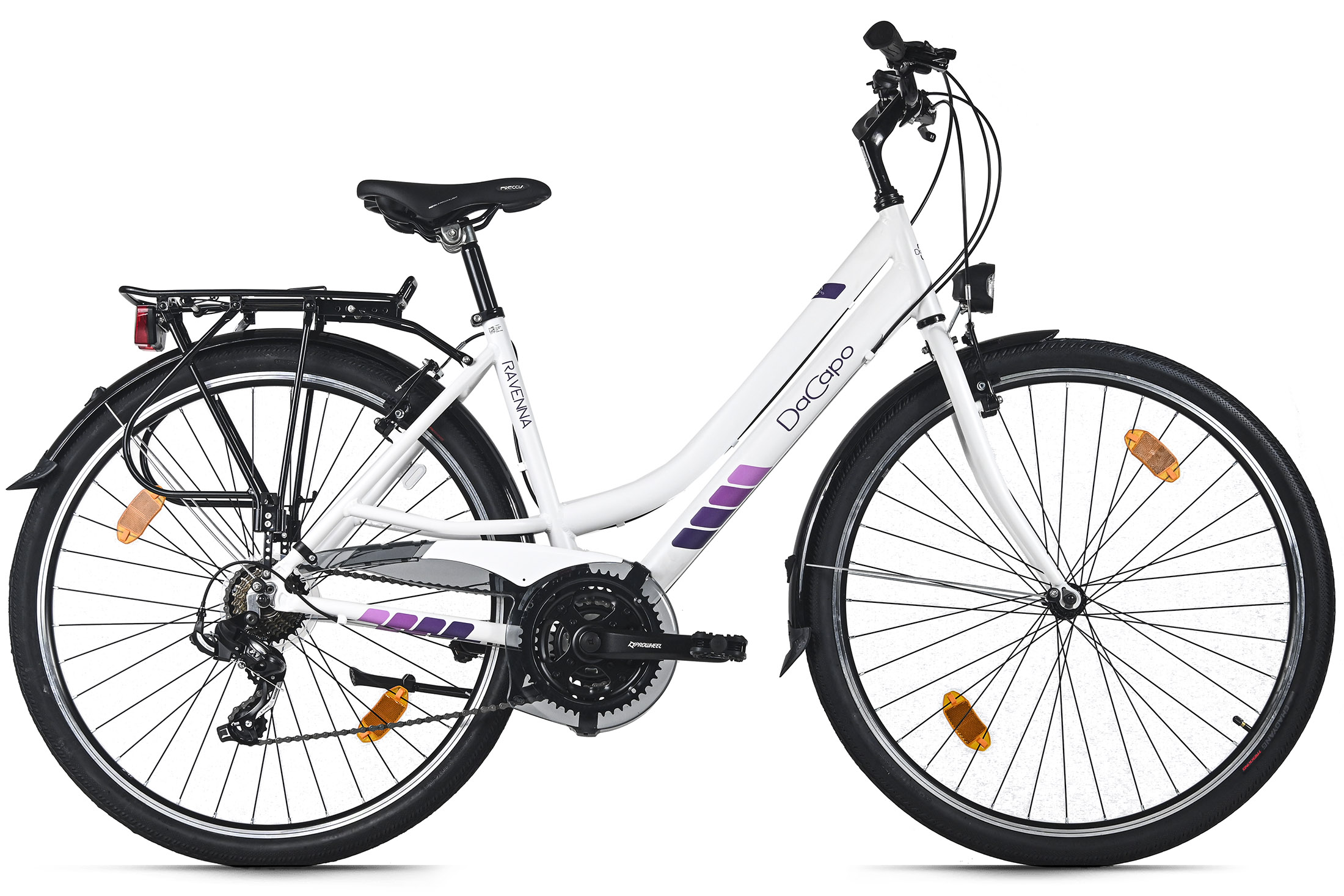 Ein weißes DaCapo Ravenna Fahrrad. Es hat schwarze Reifen, Schutzbleche und einen Gepäckträger. Lila Akzente sind auf dem Rahmen zu sehen.