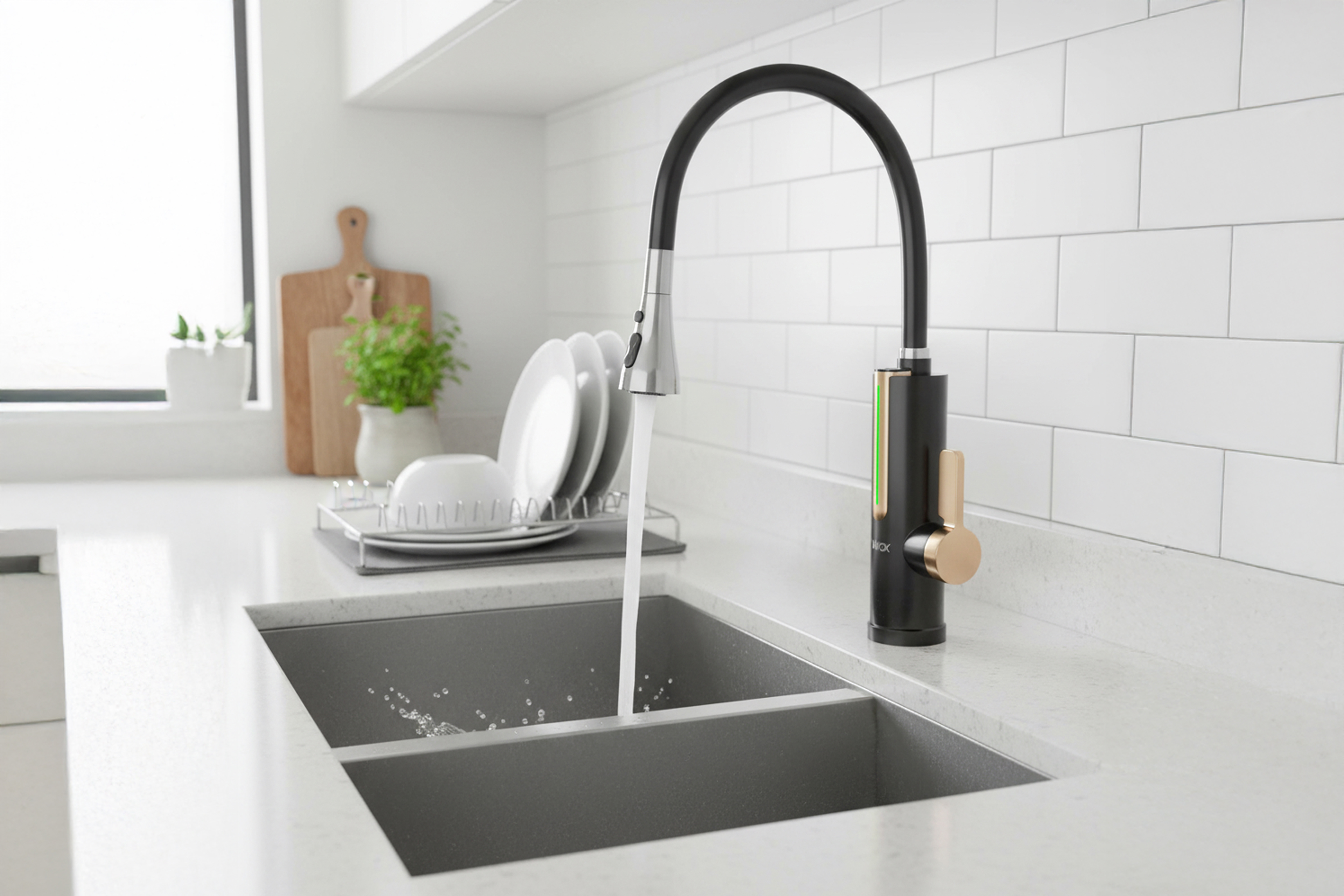 Zlewozmywak kuchenny z czarną baterią. Woda płynie do zlewu. Białe kafelki, talerze i deski do krojenia w tle.
