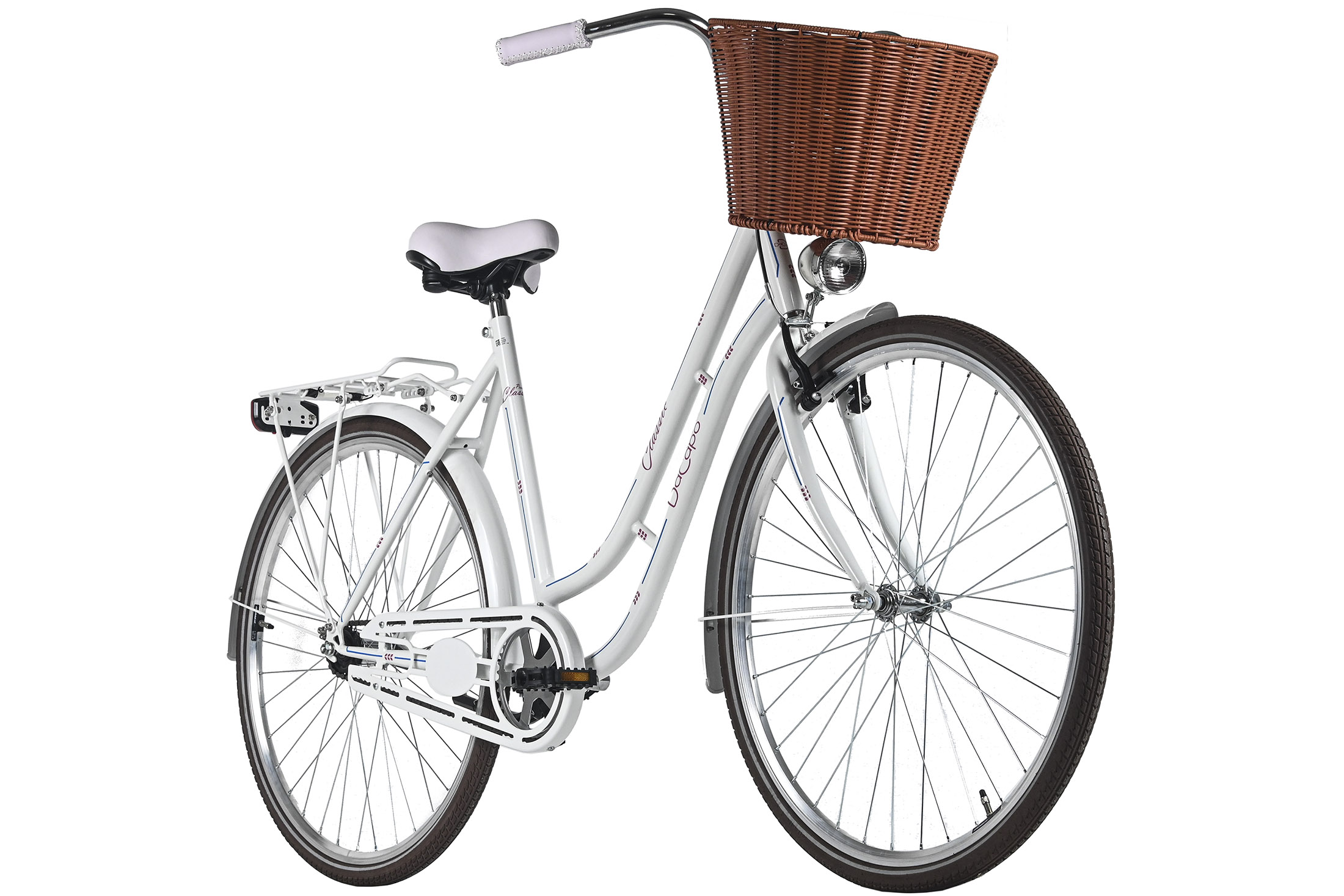 Ein weißes Fahrrad mit einem braunen Weidenkorb vorne. Es hat braune Reifen und einen weißen Sitz. Isoliert auf weißem Hintergrund.