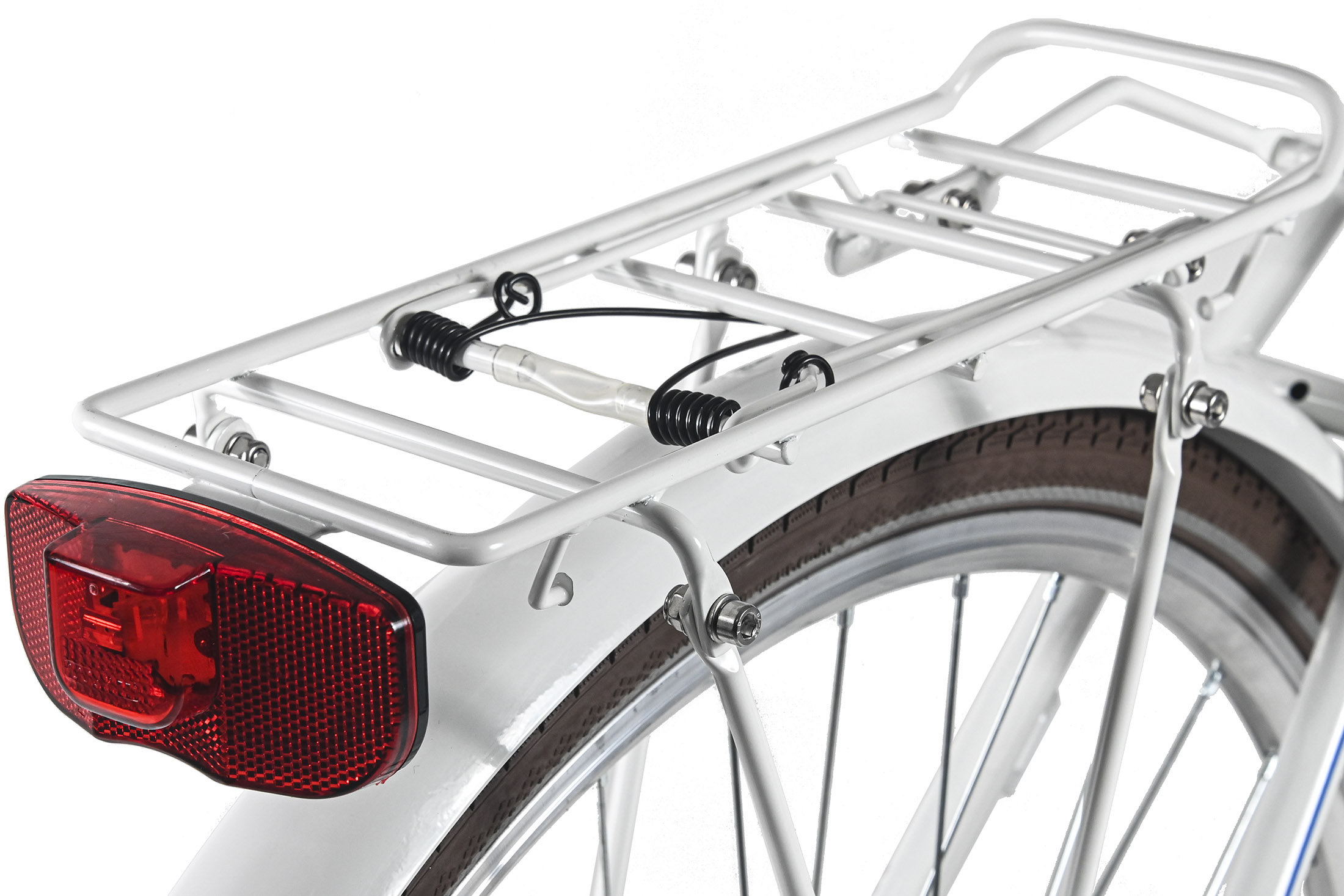 Nahaufnahme des Fahrradhecks mit weißem Gepäckträger, rotem Reflektor und braunem Reifen. Der Träger hat schwarze Federn.