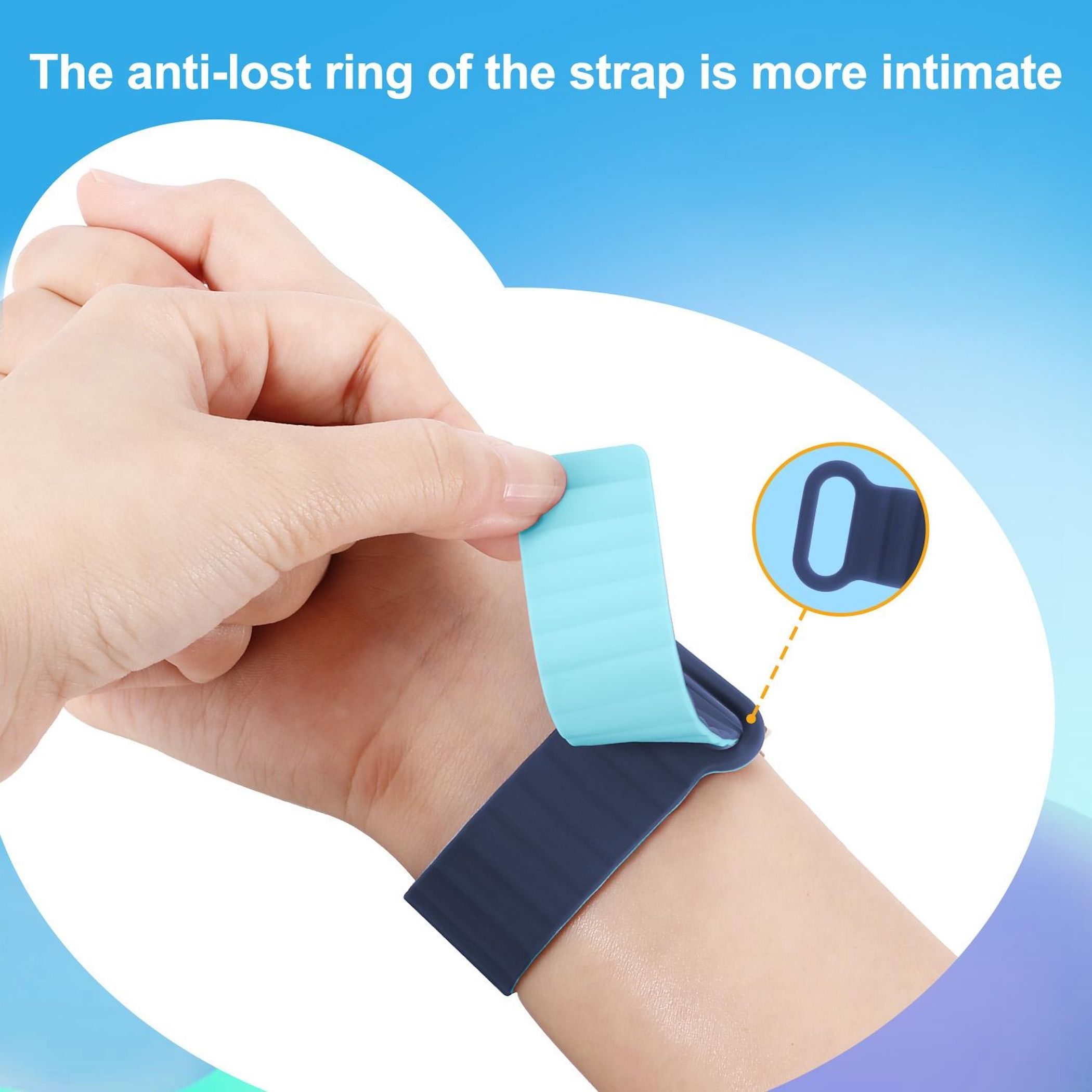 Eine Hand zieht einen blauen Aufkleber von einem dunkelblauen Uhrenarmband ab. Im Hintergrund ist ein ringförmiges Design zu sehen.