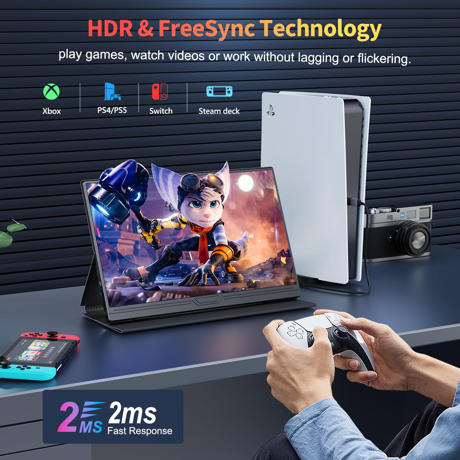 Eine Person hält einen Gamecontroller. Ein Monitor zeigt ein Spiel. Ein Switch und eine PS5 stehen auf dem Schreibtisch. Text: HDR & FreeSync.