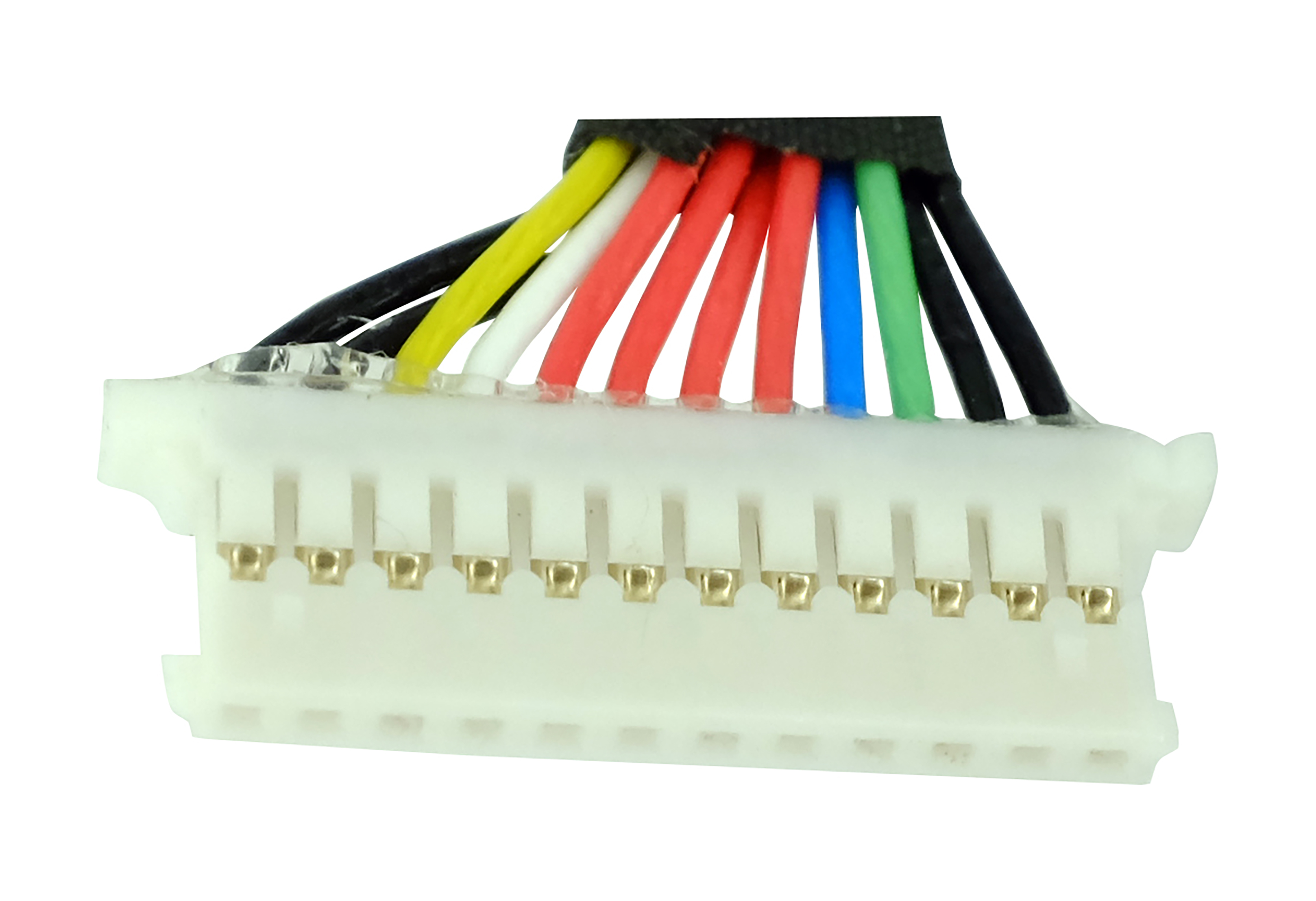 Ein weißer Stecker mit mehreren farbigen Drähten: schwarz, gelb, weiß, rot, blau und grün, vor weißem Hintergrund.