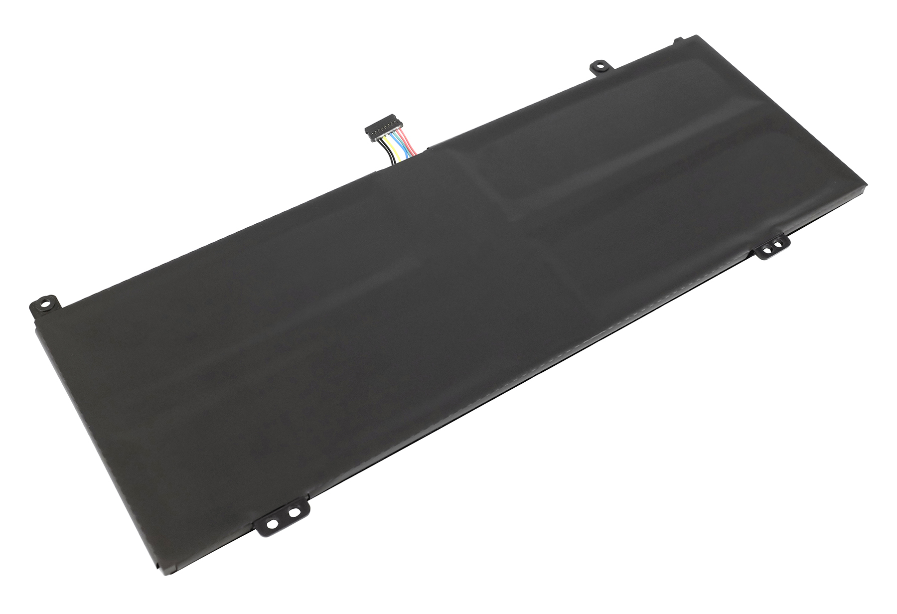 Ein rechteckiger, schwarzer Laptop-Akku mit Stecker und farbigen Drähten liegt auf weißem Grund.