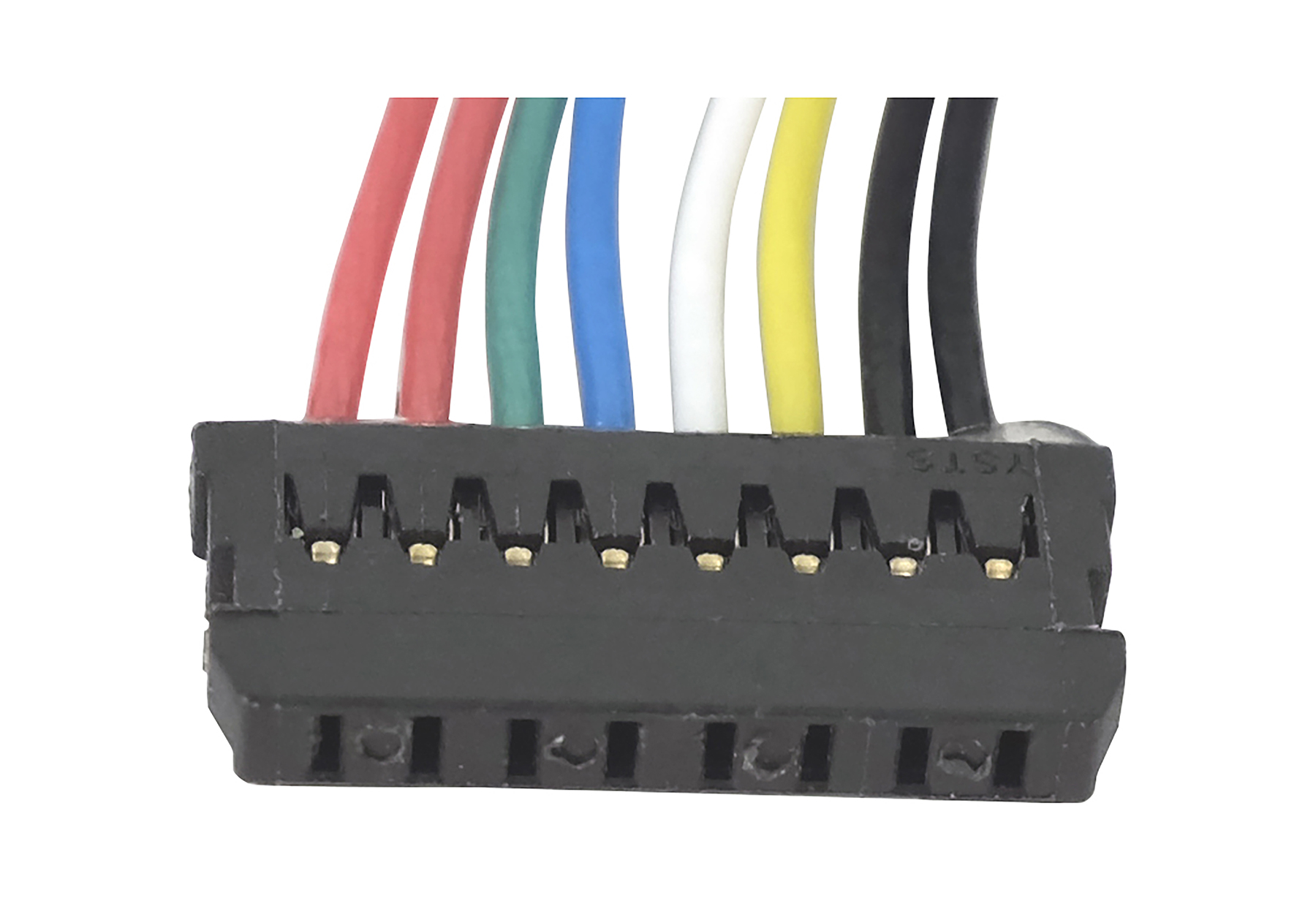 Nahaufnahme eines elektrischen Steckers mit mehreren farbigen Drähten. Der Stecker ist schwarz, die Drähte sind rot, grün, blau, weiß, gelb und schwarz.