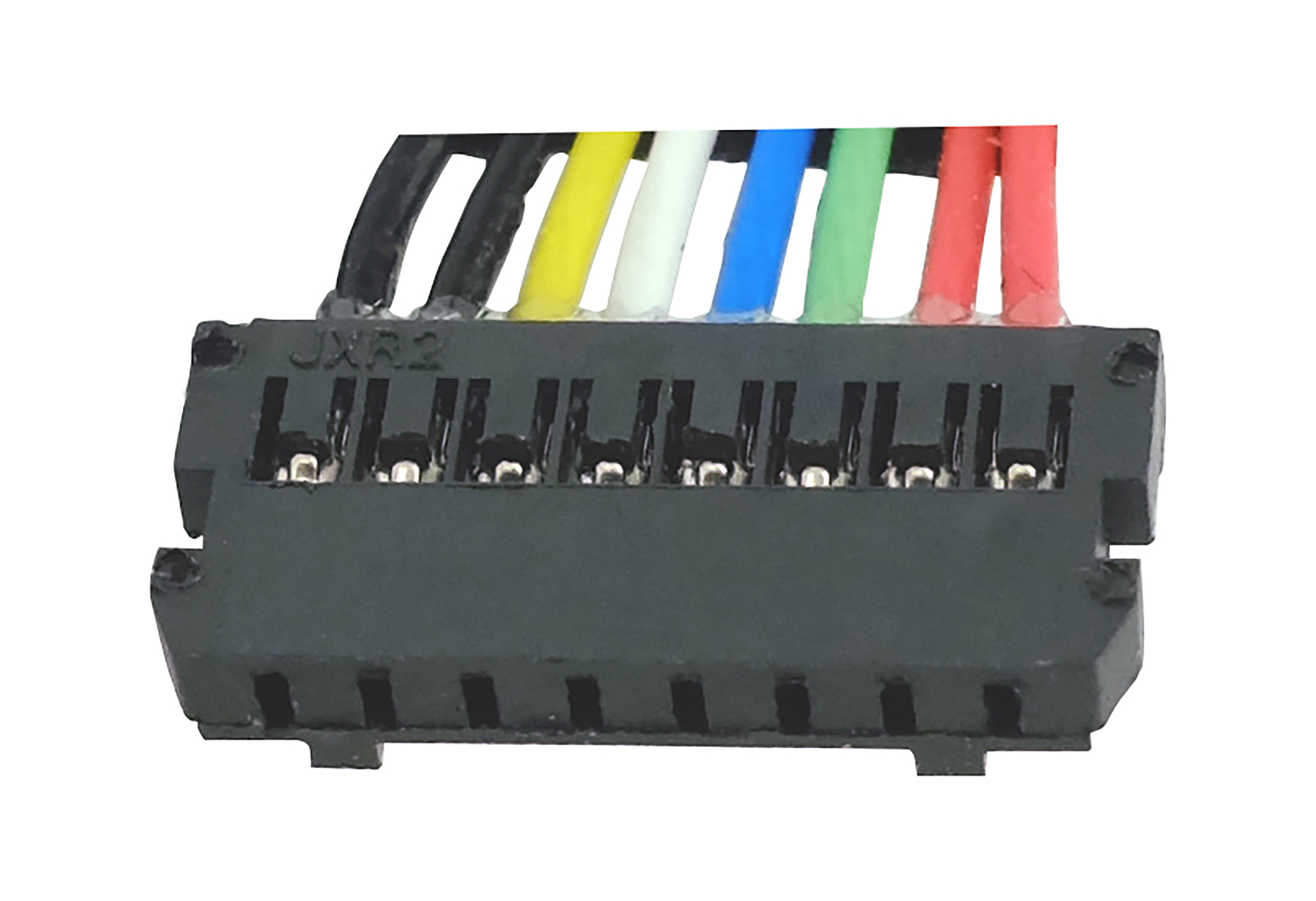 Nahaufnahme einer elektronischen Komponente mit farbigen Drähten, die mit einem schwarzen Stecker verbunden sind.