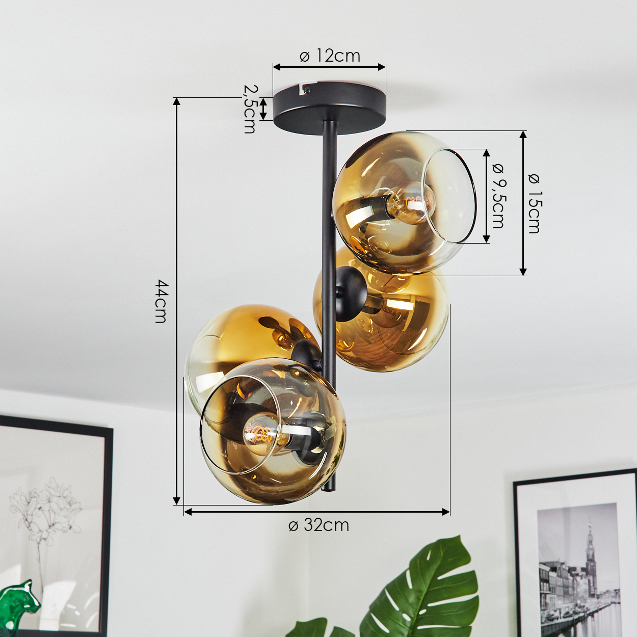 Eine moderne Deckenlampe mit drei bernsteinfarbenen Glaskugeln. Maße sind angegeben: 44 cm, 32 cm, 15 cm, 9,5 cm, 12 cm und 2,5 cm.