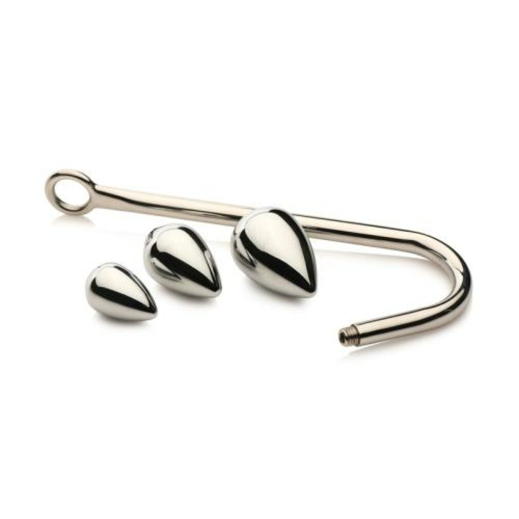 Drei tropfenförmige Metall-Butt-Plugs und ein gebogener Metallhaken mit Öse und Gewinde, auf weißem Hintergrund.
