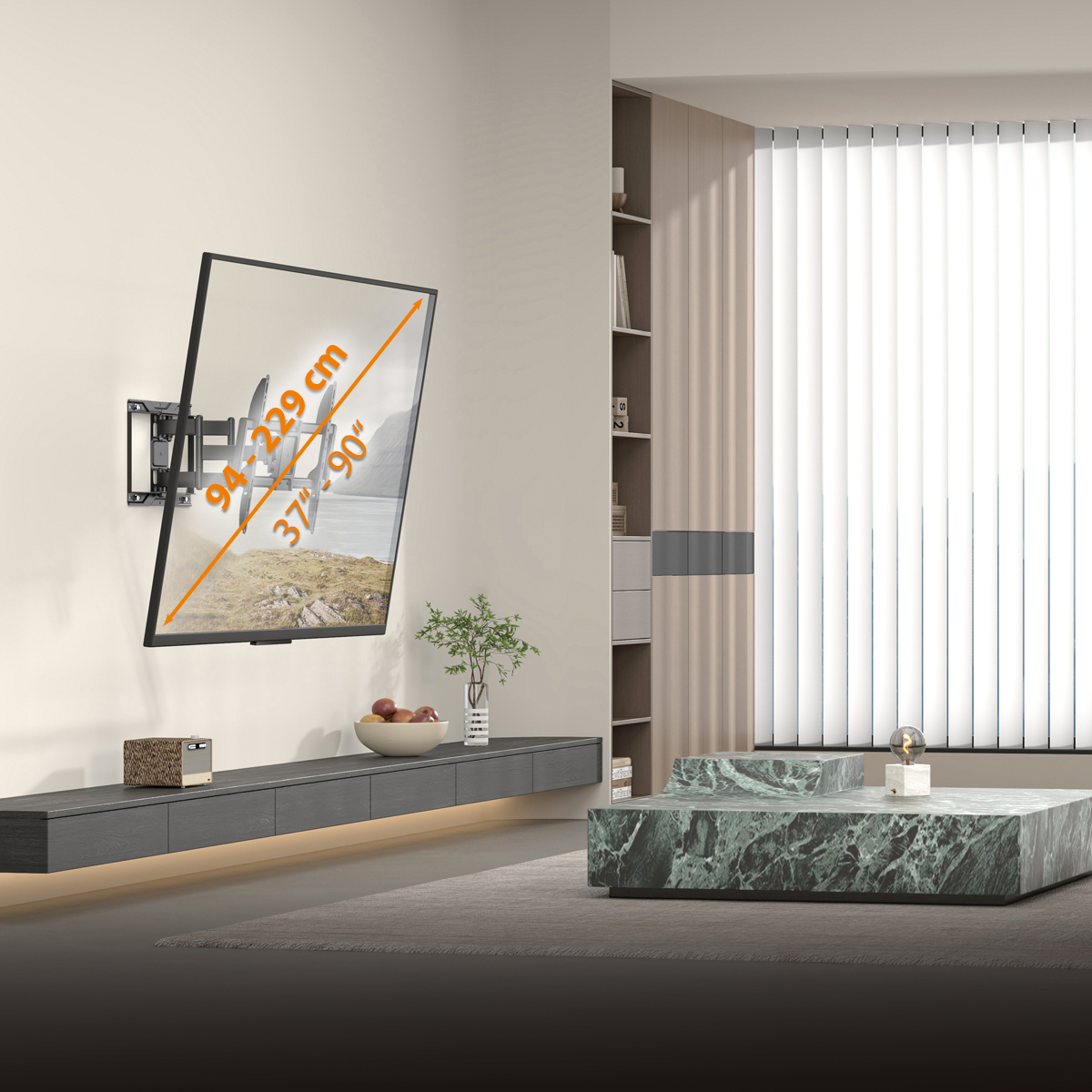 Ein an der Wand montierter Fernseher, Abmessungen werden angezeigt. Ein niedriger Schrank mit Dekoration und ein Marmor-Couchtisch im Raum.