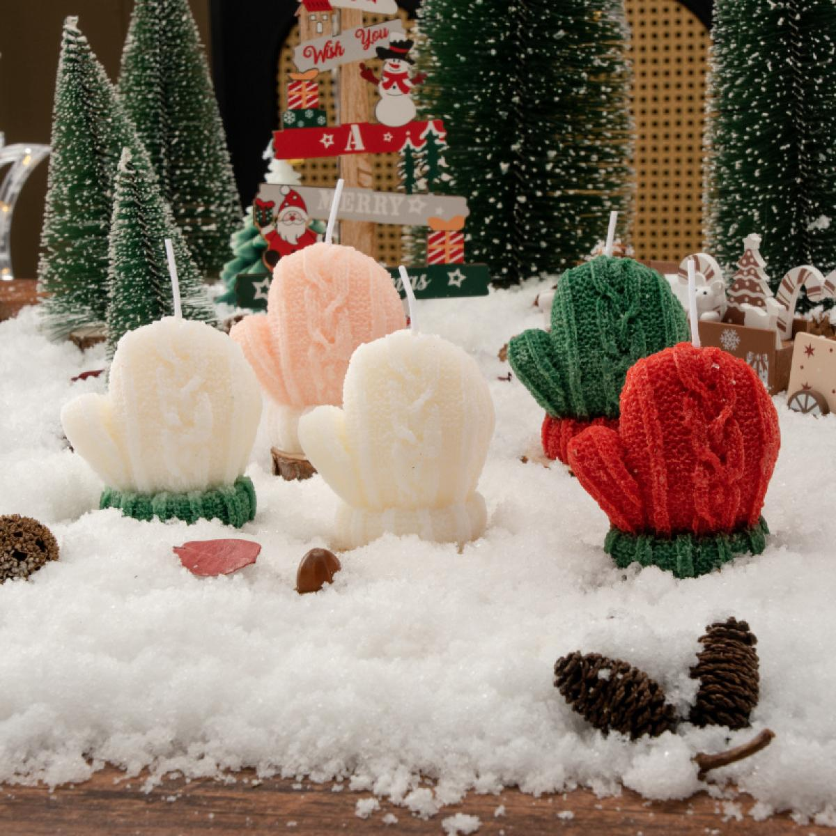 Handschuhförmige Kerzen im Schnee. Farben: Weiß, Rosa, Grün und Rot. Weihnachtsszene mit Bäumen, einem Schild und Dekorationen.