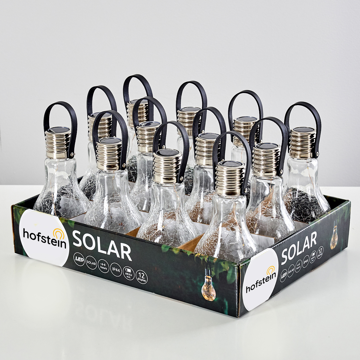 Eine Displaybox mit solarbetriebenen Glühbirnen. Jede Birne hat einen Griff, einen silbernen Sockel und klares Glas mit Innenlichtern.