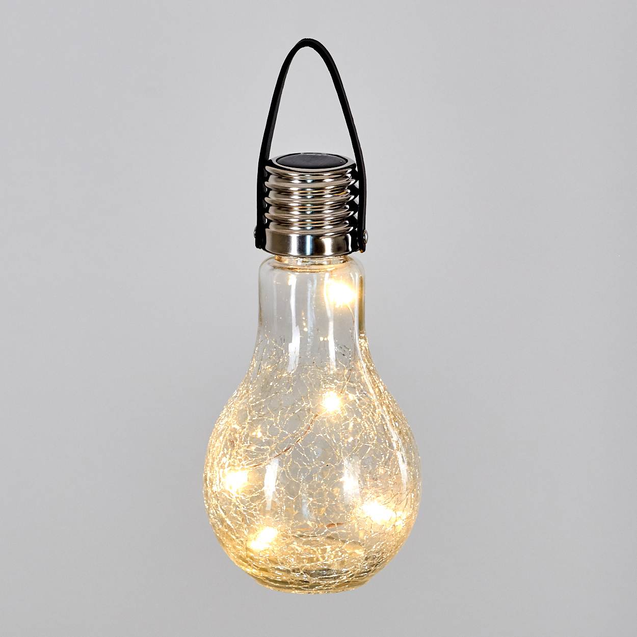 Eine dekorative Glühbirnenlaterne mit schwarzem Griff. Sie hat einen Rissglaseffekt und warmweiße LED-Lichter.