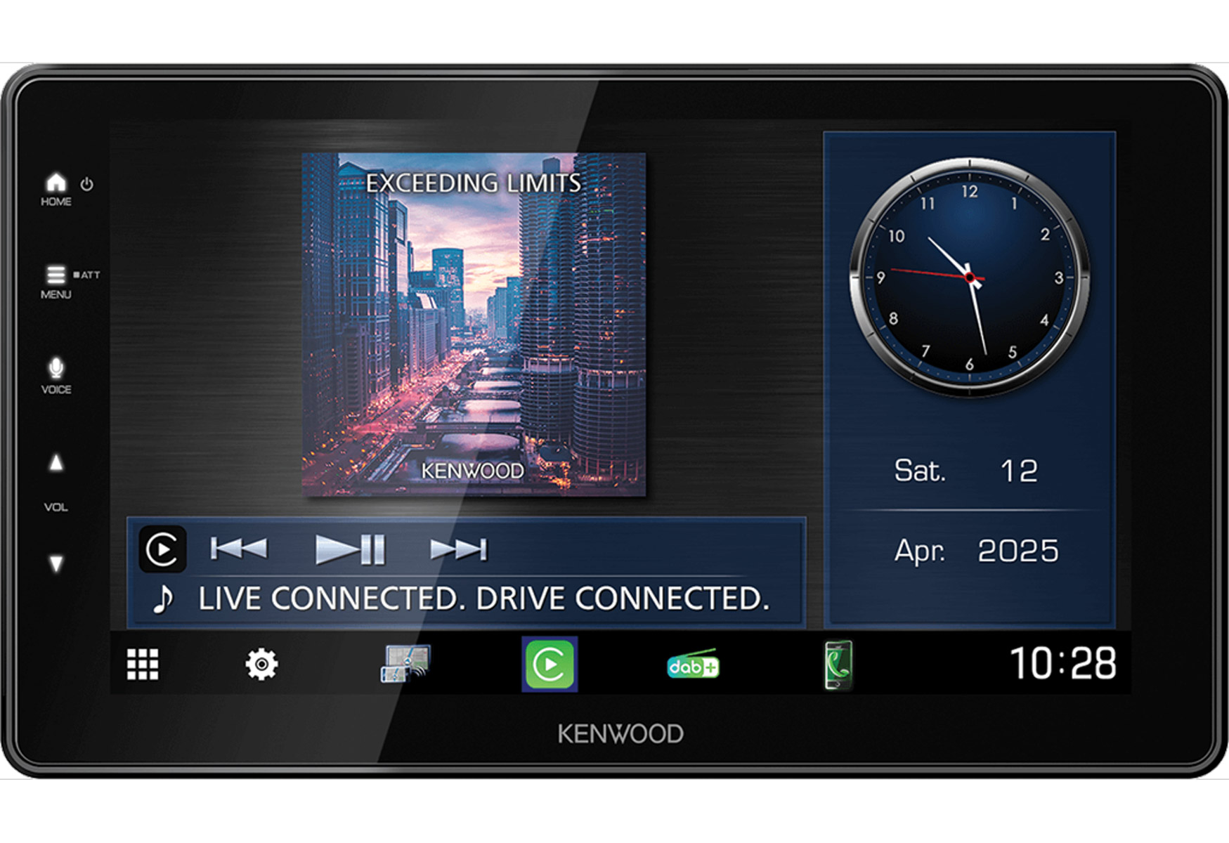 Auto-Dashboard mit Stadtbild, Uhr und Mediensteuerung. Die Uhrzeit ist 10:28. Es zeigt Datum und Kenwood-Logo.