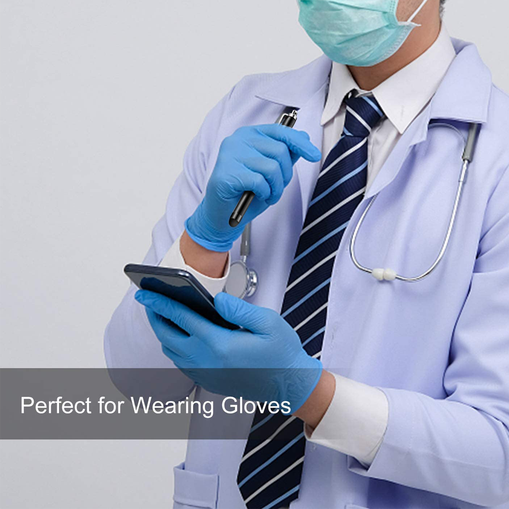 Arzt mit blauen Handschuhen und Maske, der ein Telefon und einen Stift hält. Arztkittel und Stethoskop sind ebenfalls sichtbar.