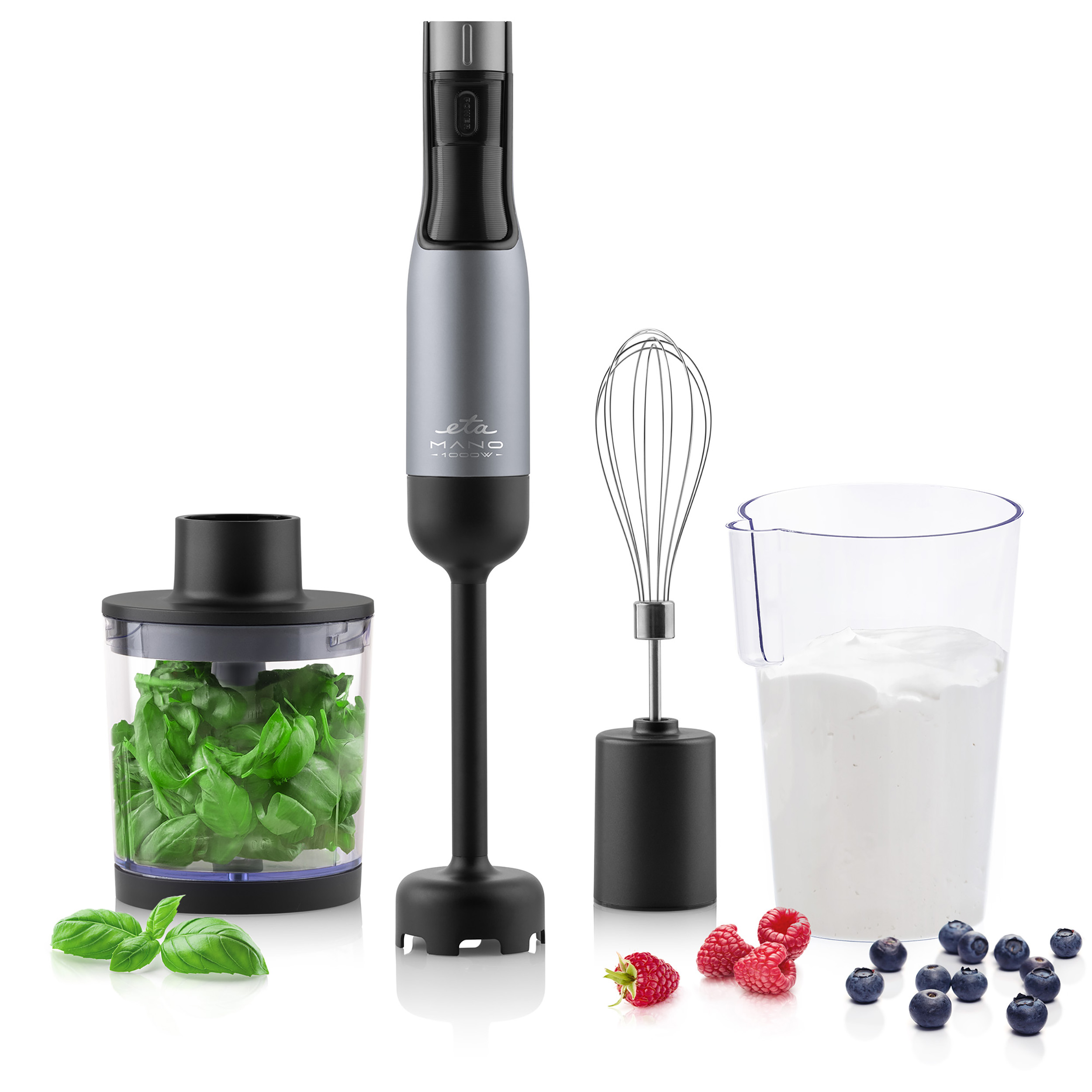 Ein Mixer mit Zubehör, Basilikum, Beeren und Sahne in einem Glas. Die Szene ist auf einer weißen Oberfläche.