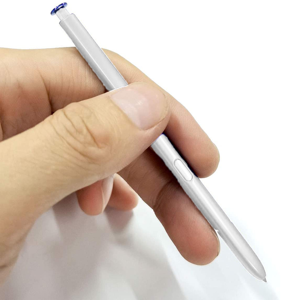 Eine Hand hält einen silbernen Stift mit blauer Spitze. Der Stift ist diagonal vor weißem Hintergrund.