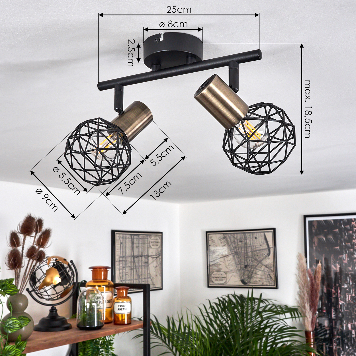Eine moderne Deckenleuchte mit zwei verstellbaren Köpfen, schwarzen geometrischen Metallschirmen und Messingakzenten.