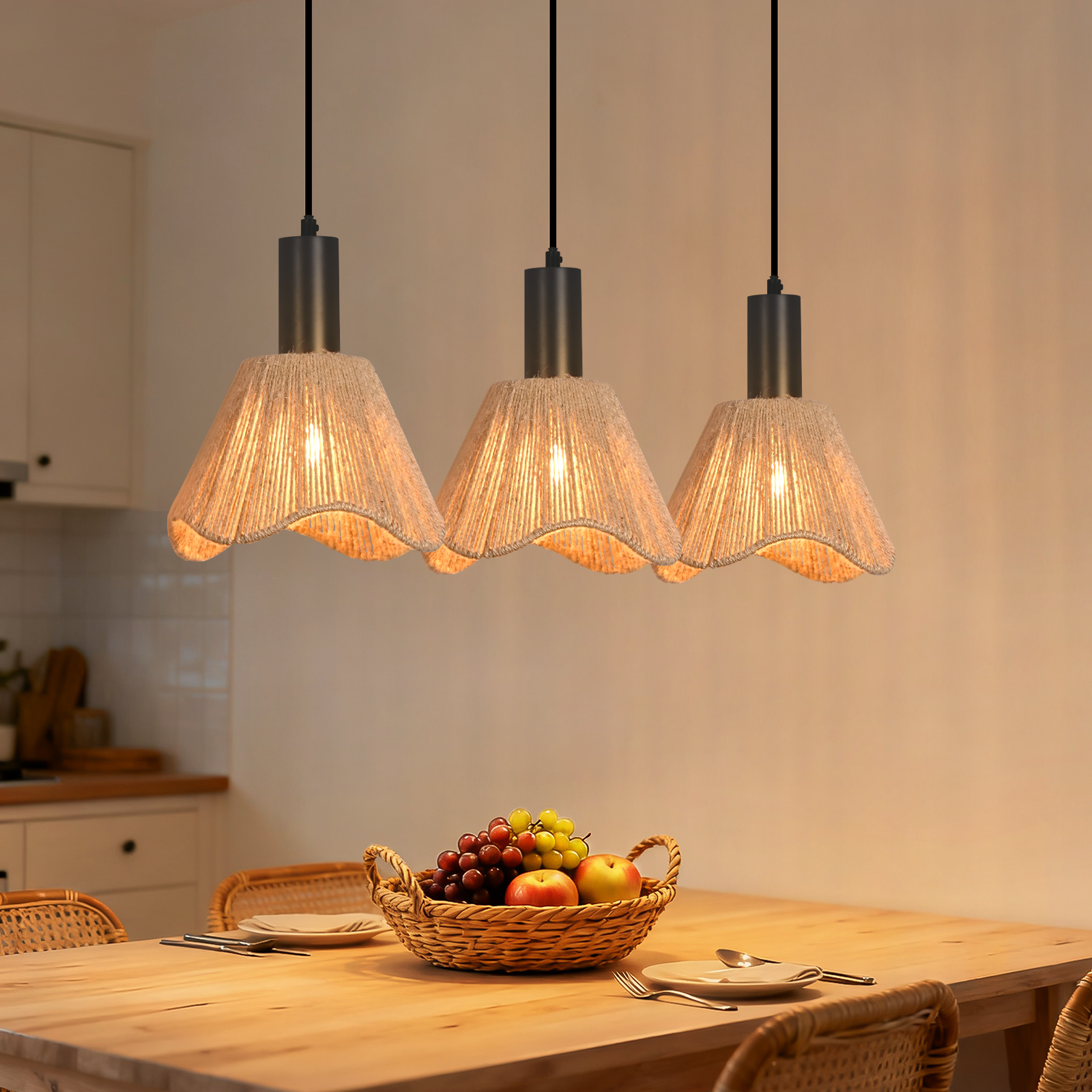 Drei Pendelleuchten über einem Tisch mit Obstkorb. Beige Farbtöne und Holztisch. Warme Beleuchtung.